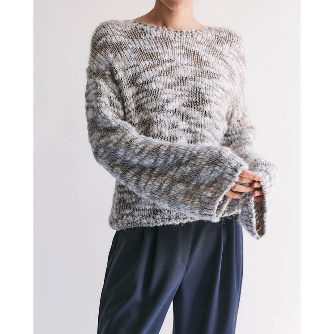 DES PRESのインスタグラム：「【FOCUS ON】@despres_jp   “KNIT" ⁡ ⁡   KNIT / 22-02-34-02308 / ¥35,200 @despres_jp   ミドルゲージのワイドリブを3本取りで編み立てた、 上質なウールならではの膨らみと柔らかさを感じられるプルオーバー。 ボディ・スリーブともにフィット感のあるすっきりとしたシルエットで上品な印象の一着。 小さく立ち上がったネックラインが首元を華奢に演出してくれます 寒さが深まってくる時期にも安心感のある厚みと温かさでジャケットインにはもちろん、ワンピースやジレなどのインナーにも最適なアイテム。  (P.1)  KNIT / 22-02-35-02308 / ¥35,200 PANTS / 22-04-34-04209 / ¥42,900  ⁡ #DESPRÉS #despres #despres_jp #デプレ #tomorrowland #トゥモローランド #fashion #style #autumn #knit」