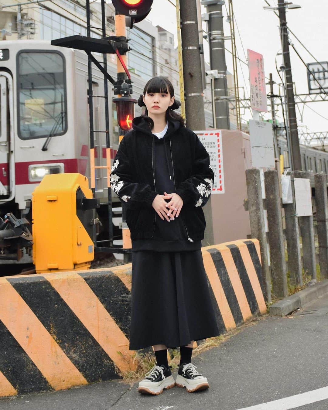 荒川ちかのインスタグラム：「今期も @xrage_jp さんのモデルをさせていただきました🐈‍⬛ 刺繍がとっても豪華🌸ぜひチェックしてみてください！」