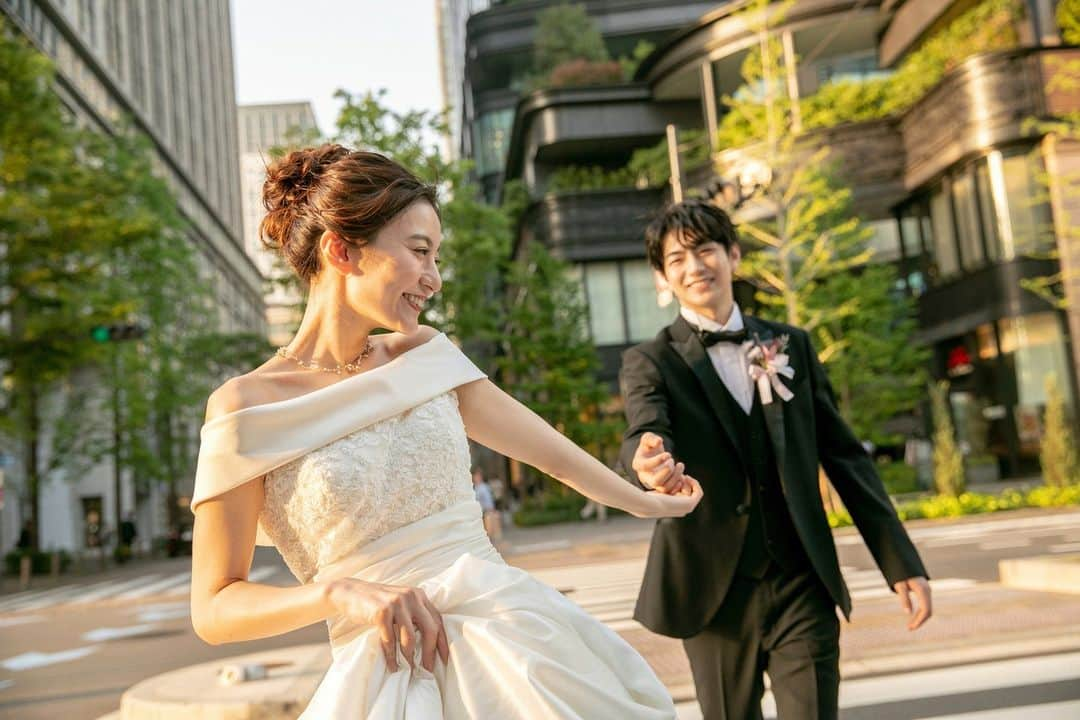 CLAIREのインスタグラム：「今流行りのカラードレス👗も着れるチャンス！  新婦様の衣装が　⚡3着⚡️　もついて な　ん　と 　¥ 39,000円〜！  　　　　　　　　・‥━━━━━━☆  ＞＞やりたい放題キャンペーン＜＜  💐衣装グレードフリー💐  ゴージャスなドレスも、シンプルなドレスも 白無垢も、色打掛も全て選び放題🎵  🔥とってもお得なので16時からのみ🔥 新婚デートの帰りにお立ち寄りください🙏  。°。°。°。°。°  11月20日からは まだ空きがございます・・🏃‍♀️💨  大人気のプランで残りわずか・・ お急ぎください！  #ナチュラルウェディング #関東花嫁 #ブーケ #リゾ婚 #リゾート婚 #ウェディングレポ #ウエディングレポ #プレ花嫁 #ウエディング #ウエディング撮影 #フォトウェディング #ウエディングフォト #ドレス試着 #ポートレート #婚約中 #ウエディングアイテム」