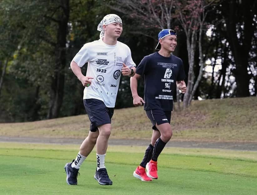 岩田翔吉のインスタグラム：「TEAM TEIKEN🇯🇵 成田ゴルフ倶楽部で1週間走り込みました⛳️  毎朝5時起きでゴルフ場のコース10キロ 午後は1kmインターバル走やシャトルランや坂ダッシュなど追い込み 身体の進化を実感しました🫀🫁🦵🏼💦  トレーニング後はみんなで焼肉やタイ料理を食べてサウナに入って充実した合宿でした🧖🏻♨️  今年中に次戦の発表ができそうなので気合い入れてトレーニングに励みます💥🌪️🚀  📷:@naobox2001」