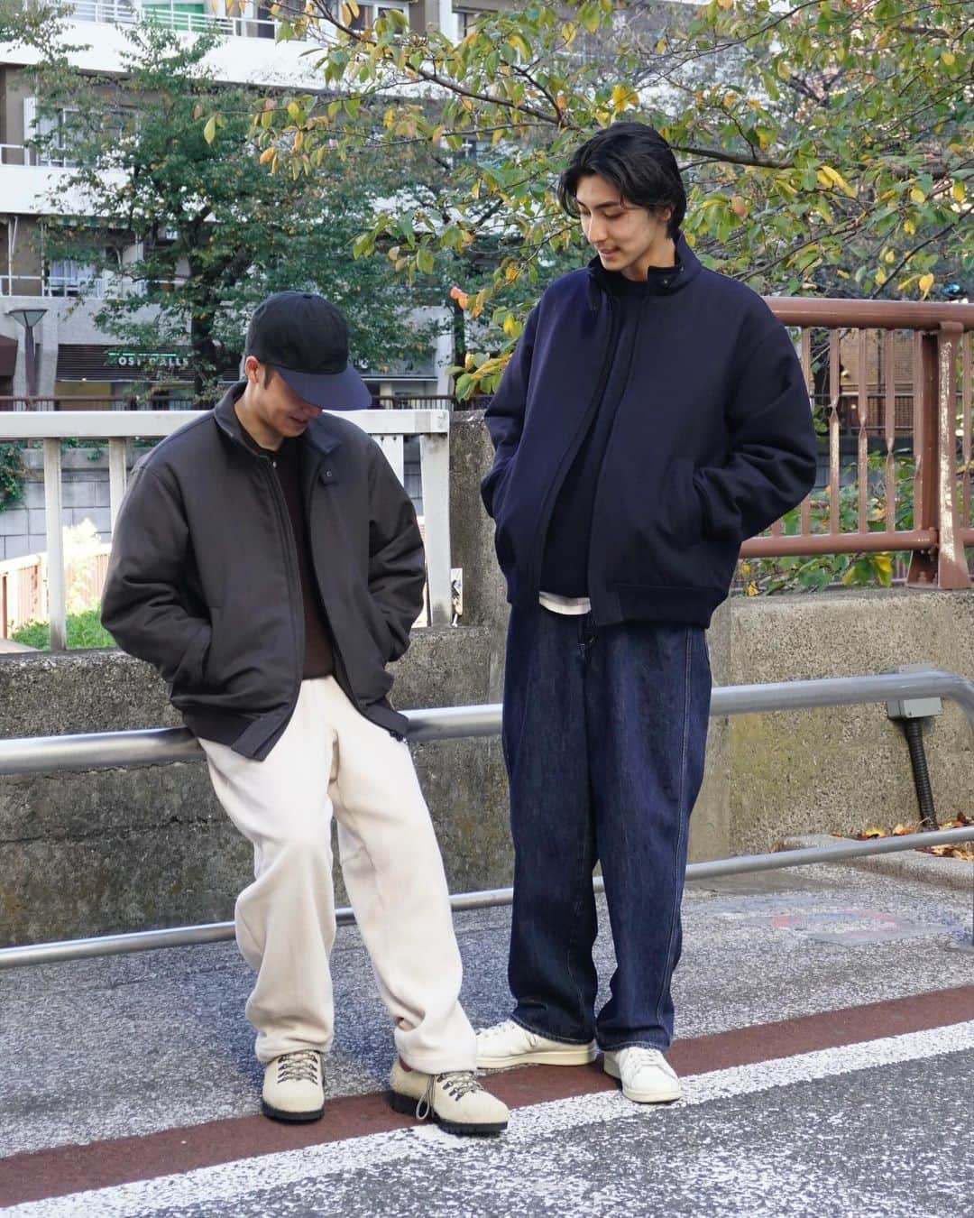 のインスタグラム：「〈 UNIVERSAL PRODUCTS. 〉  "WOOL BLOUSON" COL: CHARCOAL / NAVY SIZE: 1 / 2 / 3 ¥59,400 TAX IN  ウール混のダブルクロスを表地に使用し、シンサレートを入れたブルゾン。 伸縮性と軽さ、暖かさを兼ね備え、シーンによって変化する事のできる襟が特徴的です。 また、リブをヴィンテージに見られる2段リブにし、その他の装飾を排除した事によってシンプル且つ現代的なシルエットに仕上げました。 ⁡ 着用詳細 NAVY: 180cm / SIZE3 CHARCOAL: 165cm / SIZE1 ⁡ 取扱店舗 1LDK ( @1ldk_nakameguro ) 1LDK AOYAMA ( @1ldk_aoyama ) 1LDK ONLINE STORE ⁡ #universalproducts @universal__products #1ldk #1ldknakameguro #1ldkaoyama #1ldkshopofficial」