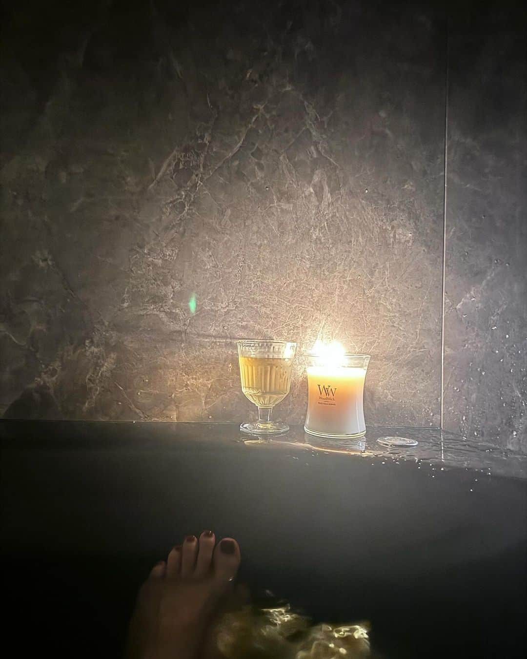 木下優樹菜のインスタグラム：「娘たち寝てから もう一回ゆっくり🛀✧︎*。  コーン茶とゆきなんち。メンバーの子にもらった プレゼントのキャンドル🕯  博多の塩ぶちこんで　浄化【気持ちがだいじ】  自律神経失調しがち⚖️」