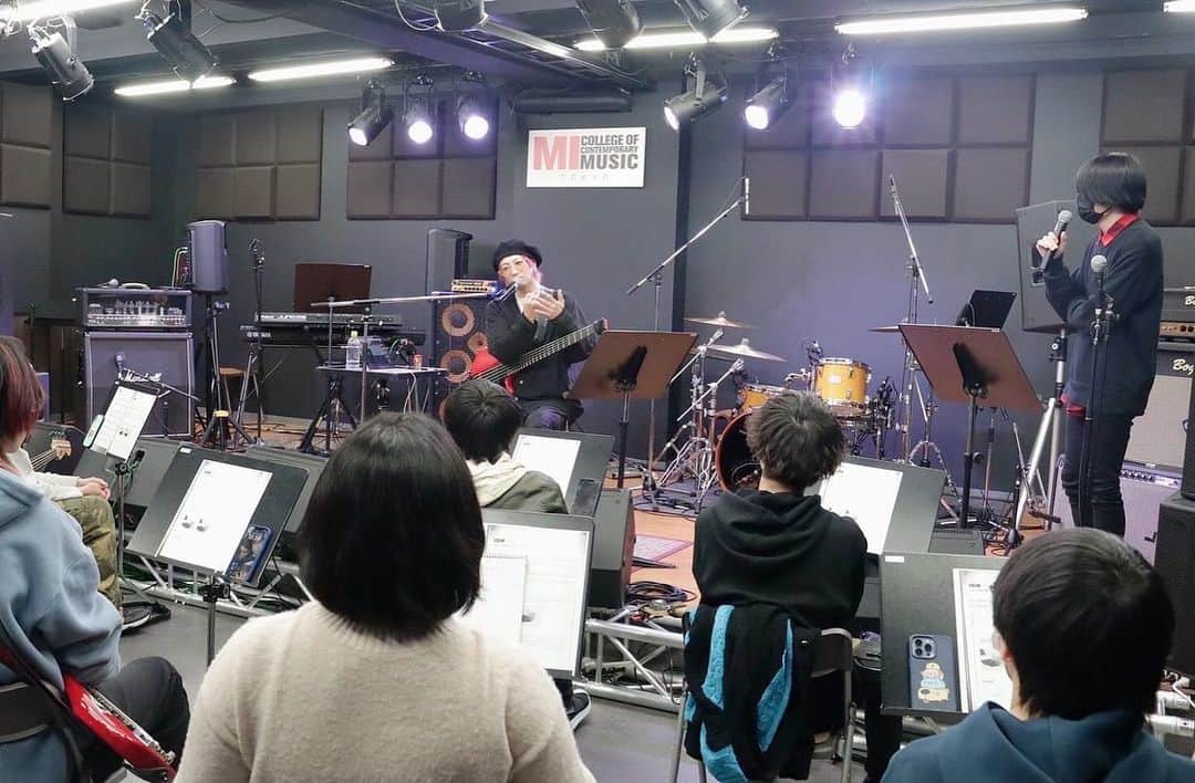 Ikuoのインスタグラム：「MI JAPAN東京校ベースセミナー終了！！ 機材紹介、テクニカルフレーズ中心にレクチャーさせてもらいました！  #ikuo #mijapan #bassseminar」
