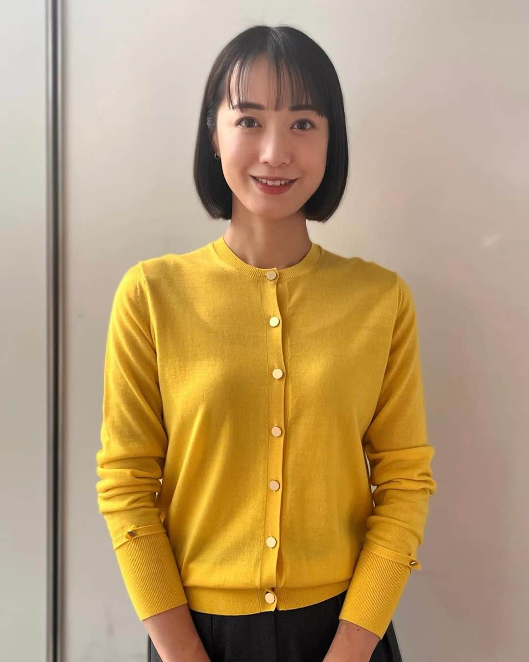 八木麻紗子さんのインスタグラム写真 - (八木麻紗子Instagram)「. 「はい！テレビ朝日です」の衣装です☺︎  1.2枚目 ニット @jillstuart.jp  スカート @beigecomma  ピアス @joueteofficial  淡いブルーが上品なコーディネート❄️  3.4枚目 カーディガン＆パンツ @estnation_womens  ピアス @ete_official  「タイガースカラー、いいね！」とほめられました📣🐯  19日(日)の放送では 「未来をここからプロジェクト〜北極ノート」 をお送りします！ 日曜あさ5時からと早い時間ですが、是非ご覧ください☀️  #はいテレビ朝日です #アナウンサー #八木麻紗子 #ootd #衣装 #秋冬コーデ」11月15日 20時33分 - yagi_masako