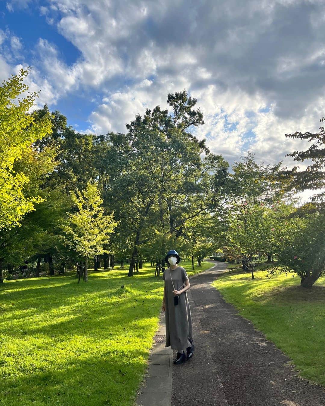 浜口順子さんのインスタグラム写真 - (浜口順子Instagram)「⚠️時差もええとこ投稿 この夏、いろんなとこにお出かけしましたよ〜 お休みの日はとにかくウォーキングしまくるようにしていまして…慢性的な運動不足で😂 三重県内で、楽しく歩けそうなスポットを探しては行ってます。 この日は　#宮リバー度会パーク へ。 すっごく素敵な公園でした🍀 下に降りて、宮リバー沿いも歩きました。 めっちゃ気持ちよかったです😇  三重県のおすすめのウォーキングコースあったら是非教えてください✌️  #三重県 #三重 #みえ #mie #三重のええとこ見てほしい #はまじゅん三重移住生活  #夏の思い出 #ウォーキング #ウォーキングコース #公園」11月15日 21時00分 - hamaguchijunko