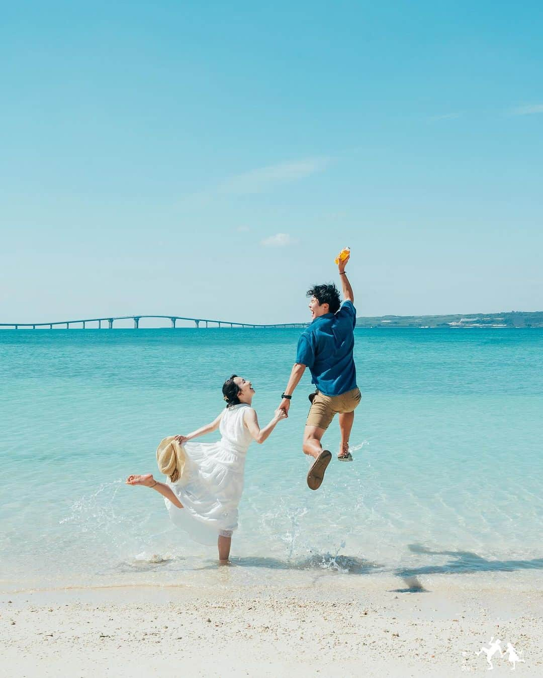 こんちゃんのインスタグラム：「結婚式を沖縄本島で挙げて、向かったのは宮古島🏝️ プチハネムーンということで！南の島を満喫してきたけどなんて！なんて海の青さよ！！！！ 晴れた日の島全体の海の透明度が日本トップレベルで、とにかく透き通ってて感動したなあ。 毎日ホテルで朝食ビュッフェをこれでもかってくらい食べて、晴れたら海沿いをドライブしたりプール入ったり、まさしくハネムーンな感じを大満喫してた🍚  9枚目は曇りが続いてて晴れた日にテンション上がって宇多田ヒカルさん歌ってた俺🙄 10枚目はリゾートホテルでマックスバリュのお寿司とワイングラスにパインジュース入れて飲んでるあーちゃん🙄  宮古島での様子や動画は、今夜の動画にしこたま載せたので是非見てくだされ〜！！！！ #とったび #宮古島夕日」