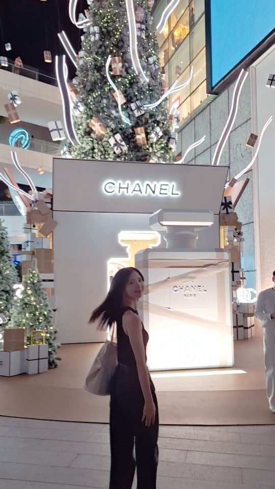 𝐴𝑁𝑁𝐴のインスタグラム：「Summer clothes Christmas🇹🇭🎄🤍 . #chanelchristmas #bangkoklife #毎日汗だく」