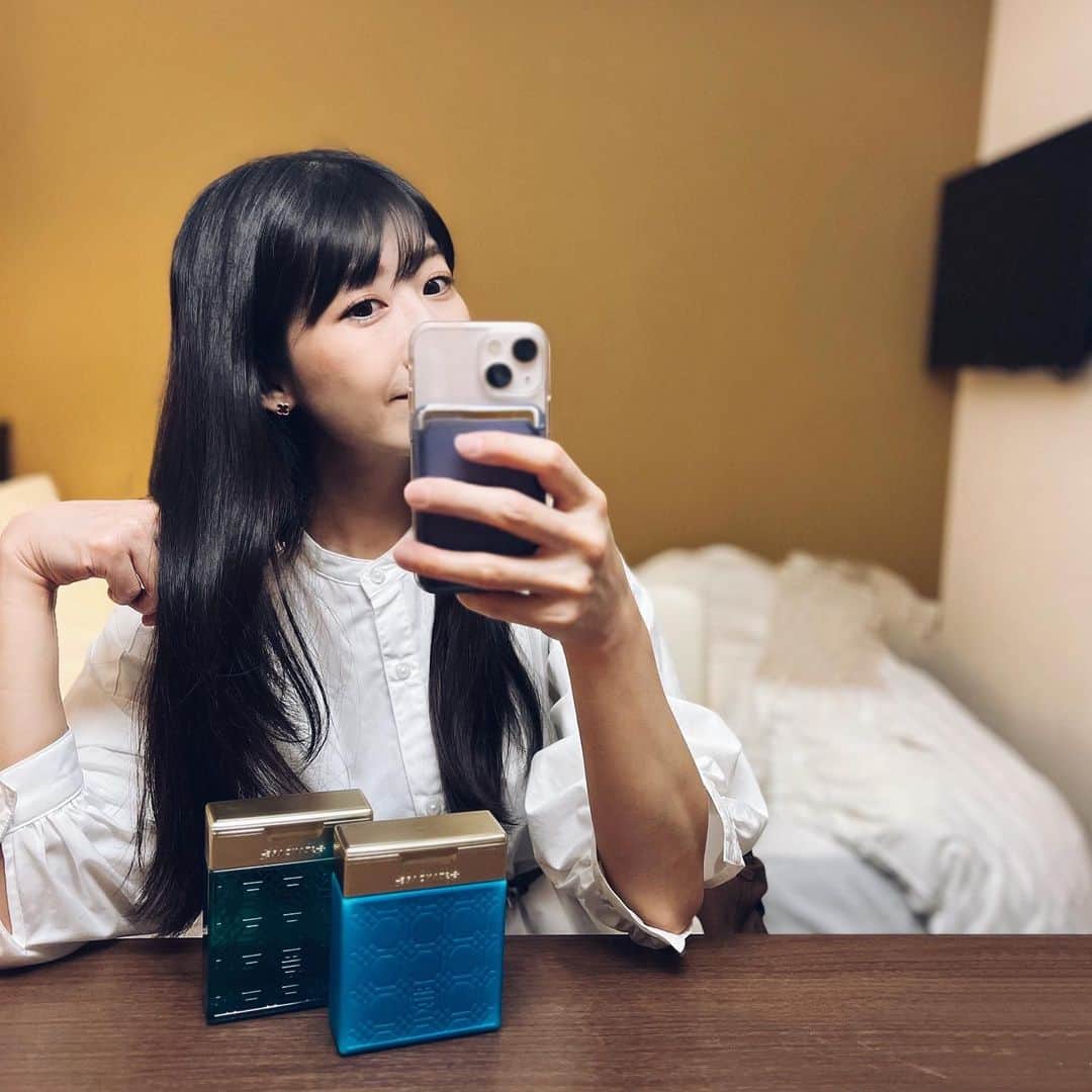 土屋香織さんのインスタグラム写真 - (土屋香織Instagram)「🪅𓂃𓂃𓂂𓏸𓅪 髪伸びたなぁ🪮 白髪も全くなく状態もいいようで😉 いつも美容師さんやヘアメイクさんに髪を褒められます☺️ 使うシャンプーにもこだわりがあるからかなぁ？ . 色んな美容院で使ってて 洗い心地気に入って買ったのが最初だった @estandard.official  ・イイスタンダードシャンプースカルプ ・イイスタンダードトリートメントスカルプ この2本をこの度E STANDARDさんから頂きました☺️ ありがとうございます❣️ . 私が一番最初に買ったのは ヘアオイル。家と旅行用に2本使ってます。 次に買ったのがこのスーッとした使い心地のスカルプ🌿 ビジネスホテルに泊まるときは あんまり好みのシャンプーじゃないことが多いので （最近ビジネスホテルでも結構いいシャンプー置いてくれてるホテル増えてますが☺️） 自分のお気に入りのシャンプー持参することが多いです🧴🫧 . ボディソープも出たみたいでそちらも使ってみたい🥺🎀♡ . . . #PR #estandard #イイスタンダード #シャンプー #トリートメント#ヘアオイル #ヘアケア #艶髪」11月15日 20時45分 - kaorintsuchiya