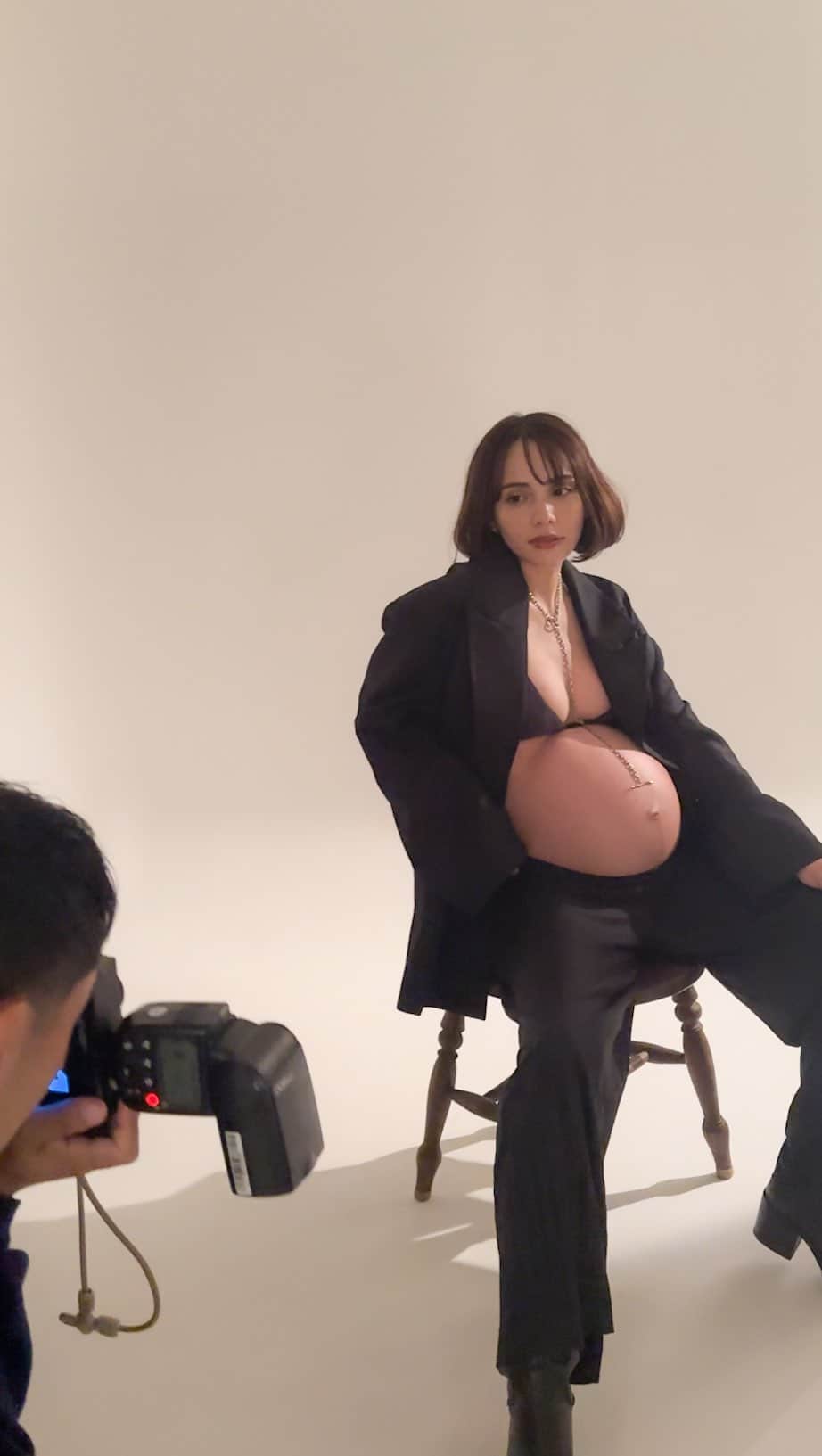 伊藤ニーナのインスタグラム：「出産直前にラストマタニティフォト🤰 もう...準備万端、お腹ぱんっっぱん💖✨✨ ぴちぴちに大きくなったお腹を写真に収められて良かった🤣 📷 @ryota_hashimoto__」