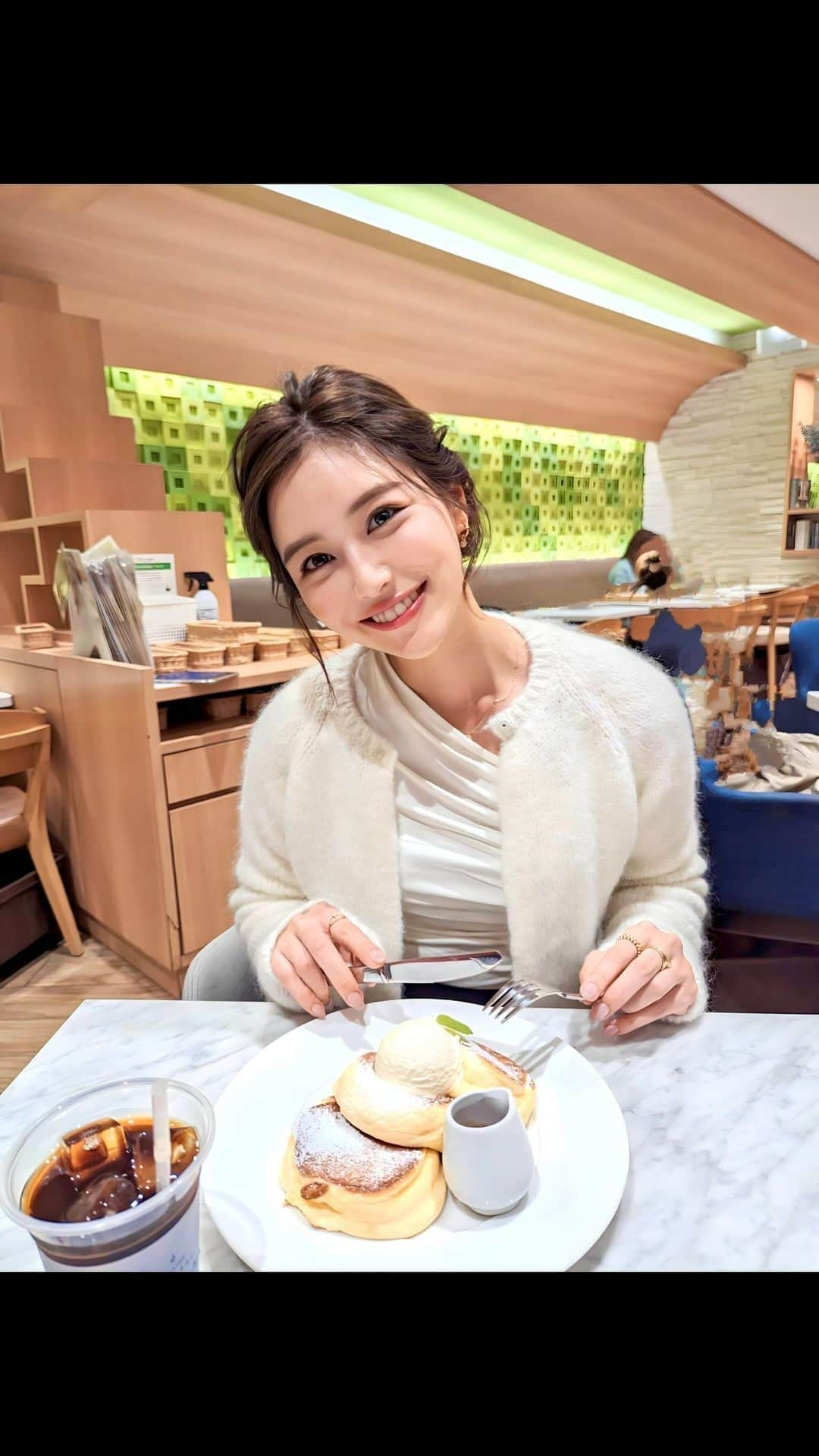 石井里奈のインスタグラム：「幸せのパンケーキ🥞💕 本当に幸せになれるふわふわ感。 メープルシロップが濃いめというかキャラメルぽくて🙆‍♀️ ふわふわのパンケーキに合わせて ふわふわのカーディガン💓‪中のトップスも全て @tarajarmon_jp です🥰❤️ . ディズニーストーリーズ沢山反応してくれて嬉しいです💓‪ また更新するね🐭 . #パンケーキ #pancakes #幸せのパンケーキ #パンケーキ巡り #おやつ #スイーツ女子 #スイーツ #tarajarmon #冬コーデ #冬服コーデ #ふわふわ #もふもふ」