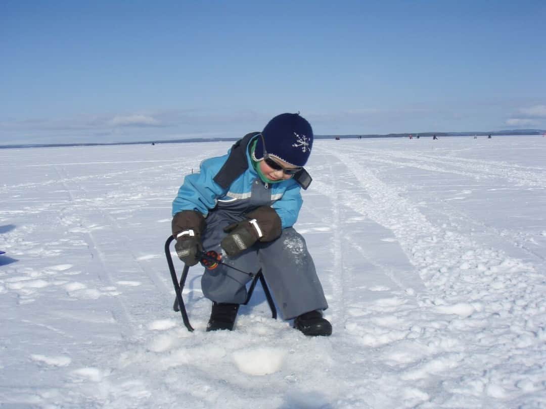 フィンランド政府観光局さんのインスタグラム写真 - (フィンランド政府観光局Instagram)「❄️フィンランドの湖水地方で冬に楽しめるサステナブルなこと  🌠静寂と暗闇の中で 真っ暗な場所で心が落ち着いくるのを感じたことはありますか？冬のフィンランドには暗闇と美しい星空が体験できる場所がたくさんあります。  🎣氷の下にいる魚を釣る 寒い季節でもフィンランド人は釣りに行きます。氷に穴を開けて魚を釣る穴釣り/アイスフィッシングです。スノーシューやスキー、徒歩で氷の上を移動して釣りスポットまで行くのもちょっとしたアドベンチャーですね。  🛴無公害のスノースクーター Puumala（プーマラ）では世界初の電動式スノースクーターが楽しめます。静かに走るスクーターでサイマー湖畔の風景とやすらぎ、静寂が堪能できます。  🪷冬の瞑想 フローティングですっかりリラックス。ドライスーツに身を包んで水に浮かぶフローティングは1年中できます。水に身を任せて、ちょっとした瞑想になります。  📸Hotel Kalevala, Iloranta Farm」11月15日 20時39分 - visitfinlandjapan