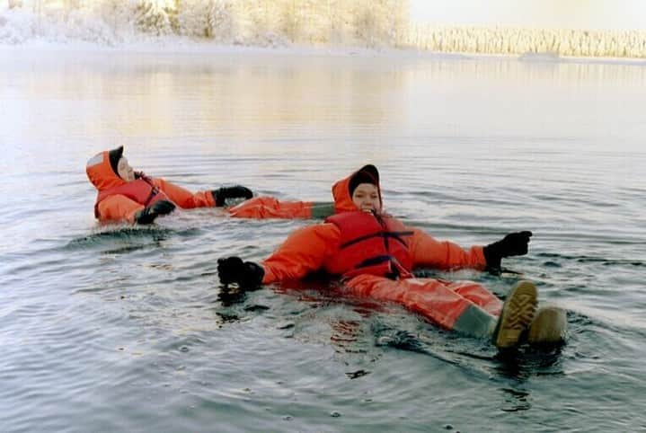 フィンランド政府観光局さんのインスタグラム写真 - (フィンランド政府観光局Instagram)「❄️フィンランドの湖水地方で冬に楽しめるサステナブルなこと  🌠静寂と暗闇の中で 真っ暗な場所で心が落ち着いくるのを感じたことはありますか？冬のフィンランドには暗闇と美しい星空が体験できる場所がたくさんあります。  🎣氷の下にいる魚を釣る 寒い季節でもフィンランド人は釣りに行きます。氷に穴を開けて魚を釣る穴釣り/アイスフィッシングです。スノーシューやスキー、徒歩で氷の上を移動して釣りスポットまで行くのもちょっとしたアドベンチャーですね。  🛴無公害のスノースクーター Puumala（プーマラ）では世界初の電動式スノースクーターが楽しめます。静かに走るスクーターでサイマー湖畔の風景とやすらぎ、静寂が堪能できます。  🪷冬の瞑想 フローティングですっかりリラックス。ドライスーツに身を包んで水に浮かぶフローティングは1年中できます。水に身を任せて、ちょっとした瞑想になります。  📸Hotel Kalevala, Iloranta Farm」11月15日 20時39分 - visitfinlandjapan