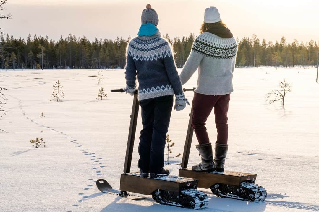 フィンランド政府観光局のインスタグラム：「❄️フィンランドの湖水地方で冬に楽しめるサステナブルなこと  🌠静寂と暗闇の中で 真っ暗な場所で心が落ち着いくるのを感じたことはありますか？冬のフィンランドには暗闇と美しい星空が体験できる場所がたくさんあります。  🎣氷の下にいる魚を釣る 寒い季節でもフィンランド人は釣りに行きます。氷に穴を開けて魚を釣る穴釣り/アイスフィッシングです。スノーシューやスキー、徒歩で氷の上を移動して釣りスポットまで行くのもちょっとしたアドベンチャーですね。  🛴無公害のスノースクーター Puumala（プーマラ）では世界初の電動式スノースクーターが楽しめます。静かに走るスクーターでサイマー湖畔の風景とやすらぎ、静寂が堪能できます。  🪷冬の瞑想 フローティングですっかりリラックス。ドライスーツに身を包んで水に浮かぶフローティングは1年中できます。水に身を任せて、ちょっとした瞑想になります。  📸Hotel Kalevala, Iloranta Farm」