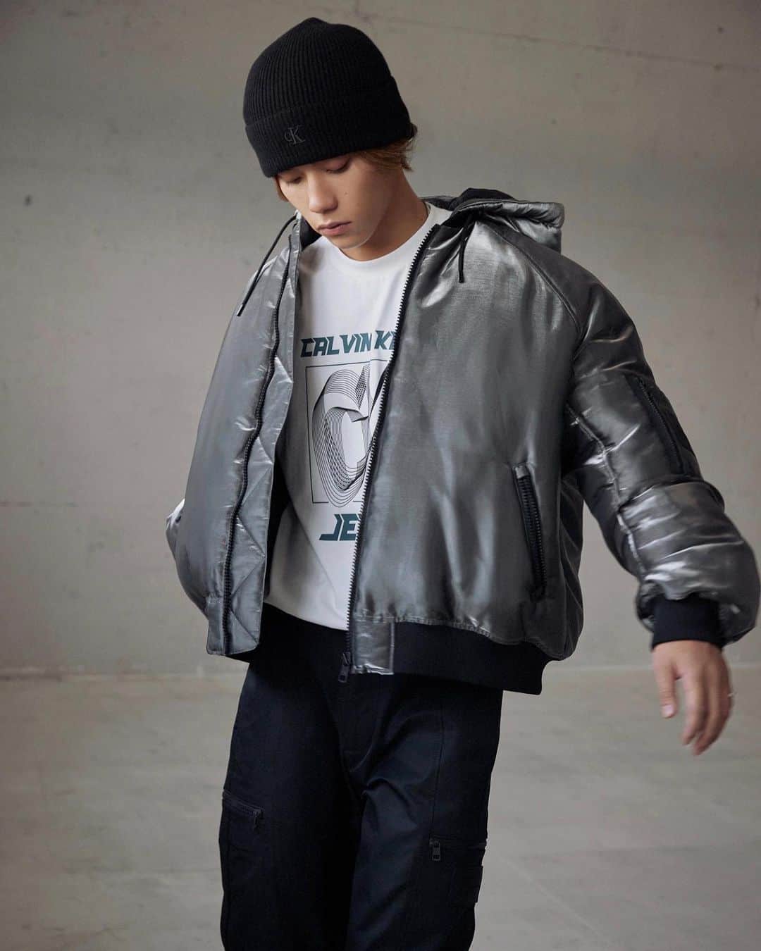 南雲奨馬のインスタグラム：「【sponsored】  calvinklein最新コレクション シルバーカラーのナイロンジャケットを着用しました  カーゴパンツのフィット感がとても良く遊び心を入れたロゴ入りのトップスも可愛いかったです。  #calvinklein #ellegirluni」