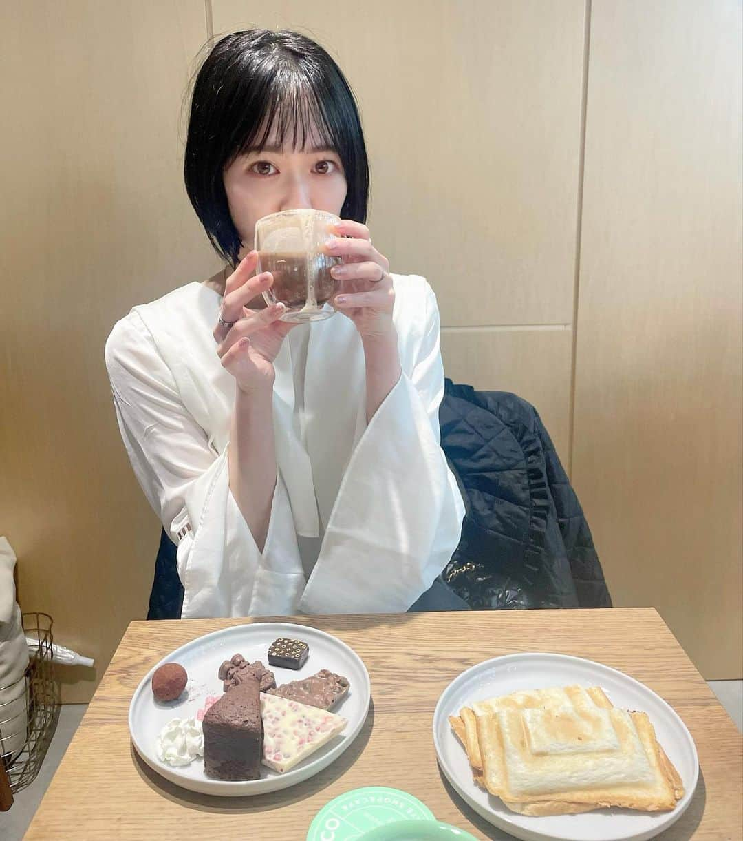 川畑ありささんのインスタグラム写真 - (川畑ありさInstagram)「居留地にあるKOBE CHOCO🍫1周年記念ということで、お茶兼ランチしに行ってきました🙏♡  めちゃくちゃおいしくて、チョコもパフェもお店も全部可愛くておしゃれすぎたよ🥹🥹  元々チョコレート大好き人間やねんけど、 ほんーーーまに美味しくて😭🍫♡ 手土産とかプレゼントにも良いなぁ~☺️  アニバーサリーフェアもやってるみたいです🍫♡  ぜひ😉😉🩷🩷  @kobe_choco 🍫🍫  #PR#kobechoco #神戸#チョコレート#カフェ#ロボチョ#居留地カフェ #神戸カフェ #cafe」11月15日 20時39分 - princess_arisa