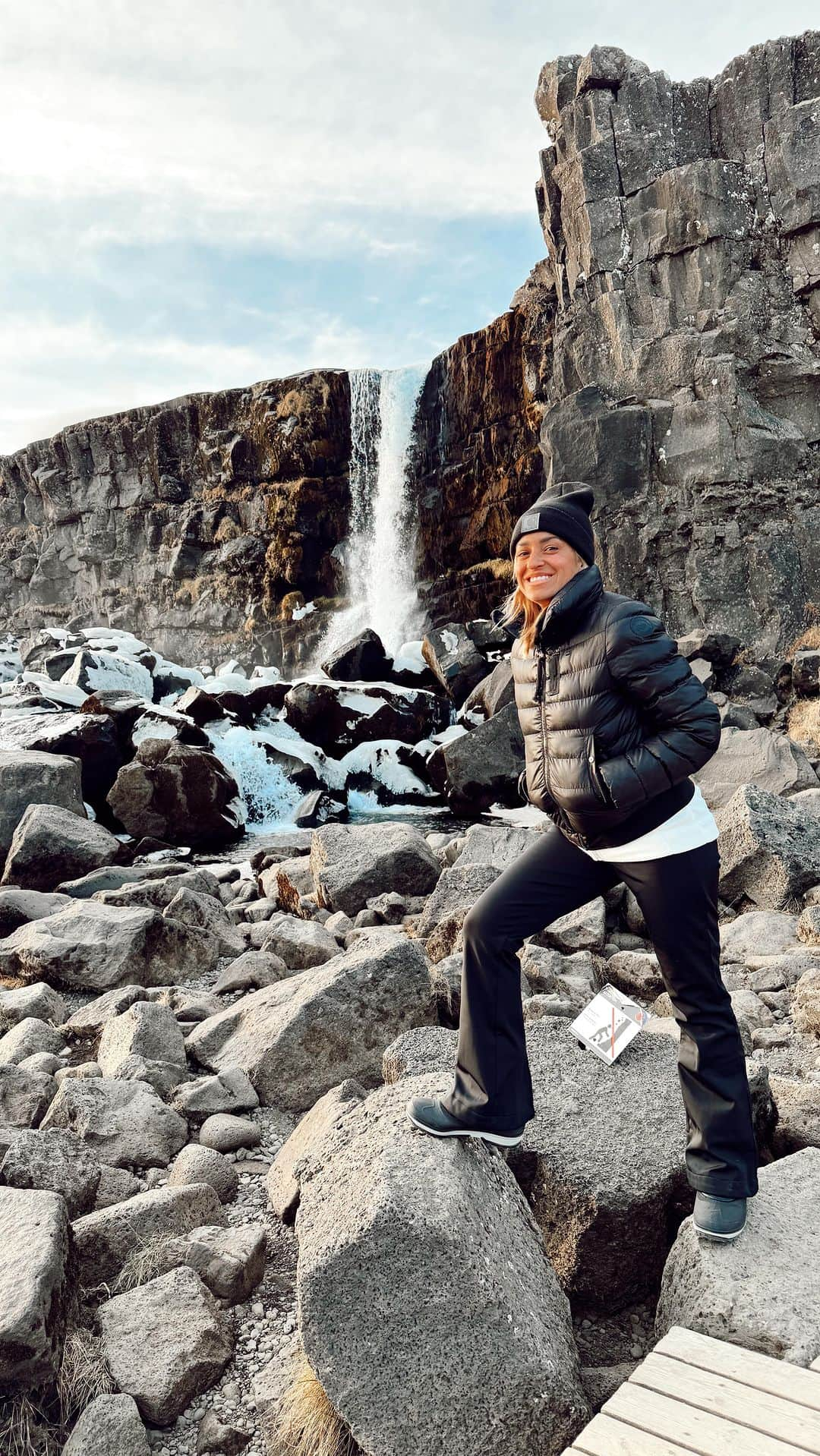 ジェマ・マリンのインスタグラム：「Aquí os dejo un mini resumen de nuestro primer día en Islandia!!!  Desde que llegamos esta fue nuestra ruta:  📍 Parque Nacional de Thingvellir 📍 Cascada Oxarafoss 📍 Geysir  📍 Cascada de Gullfoss   Maravillosoooooooo❄️🇮🇸   #islandia #iceland #roadtrip #day1 #friends #amigas」