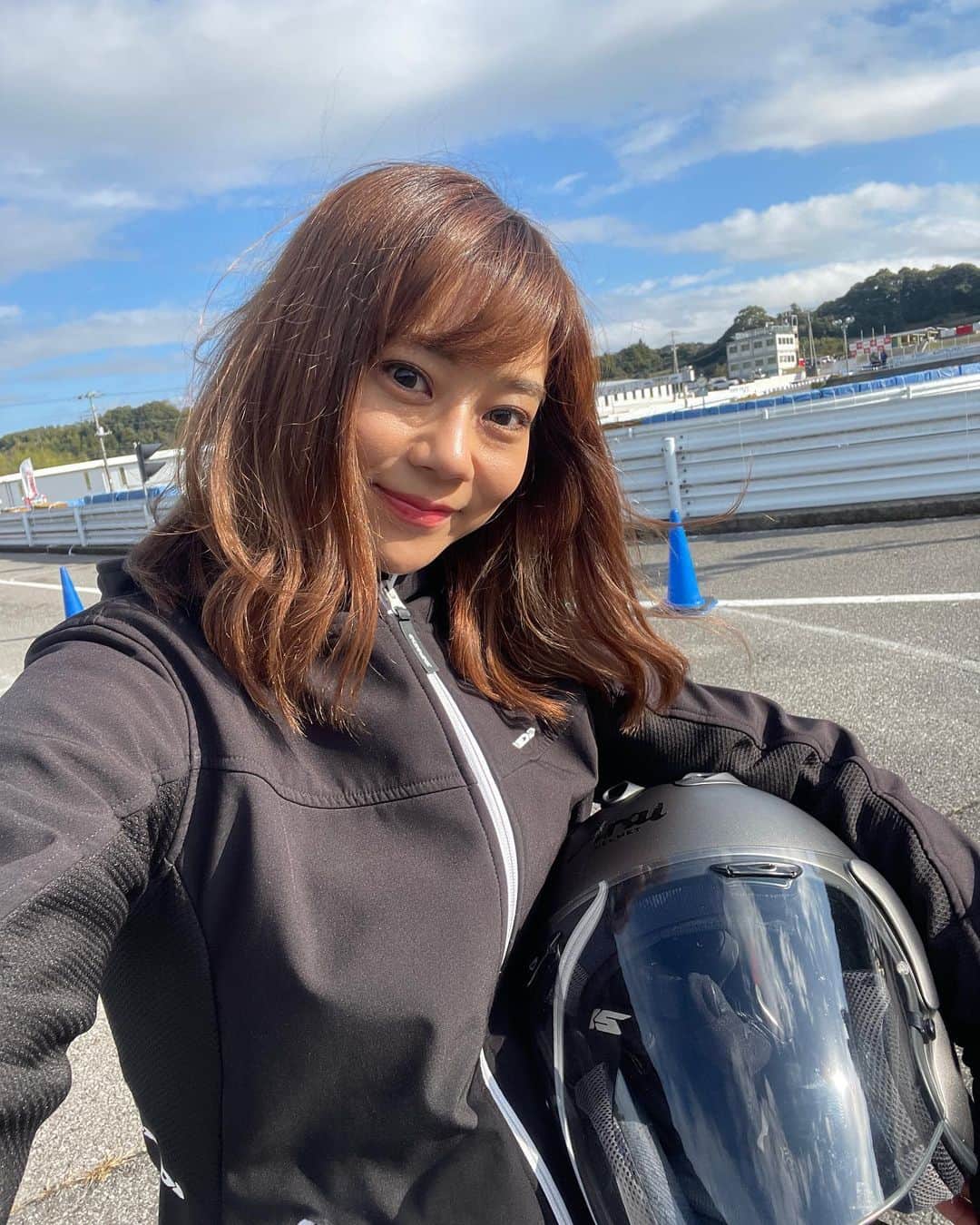 指出瑞貴さんのインスタグラム写真 - (指出瑞貴Instagram)「💚💚#shooting  I woke up at 4am. It was a good day! Coming soon😌  This is new trainer, green. So cute.😉  #56design  #spidi  #arai」11月15日 20時41分 - sashidemizuki