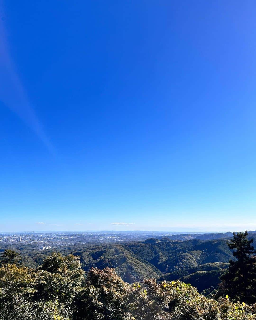 大寺かおりさんのインスタグラム写真 - (大寺かおりInstagram)「きのう高尾山に登ってきました⛰️ . 息子が1番テンションが上がったのはケーブルカー🚠 先頭に立って釘付けでした👀 . 1歳の息子も(登りは)走ったり階段を登ったりして すごく楽しそうで行って良かった👦💛 (抱っこ紐を持って行ったので下りは おんぶで完全に熟睡でした😴) . 平日なのにすごく賑わっていて お団子屋さんやお土産屋さん、ケーブルカーは 行列でした。 . 紅葉はまだ少し早かったけど 暑くも寒くもなくて、階段や山道を登っていると うっすら汗をかく陽気ですごく気持ちよかったです☺️ . また行きたい✨ (途中抱っこしながら登ったから筋肉痛を覚悟して寝たけど今の所まだ何も感じません。2日後に来るのかな😇) . #高尾山 #子連れお出かけ #男の子ママ #1歳男の子 #1y10m」11月15日 20時43分 - kaori_ootera