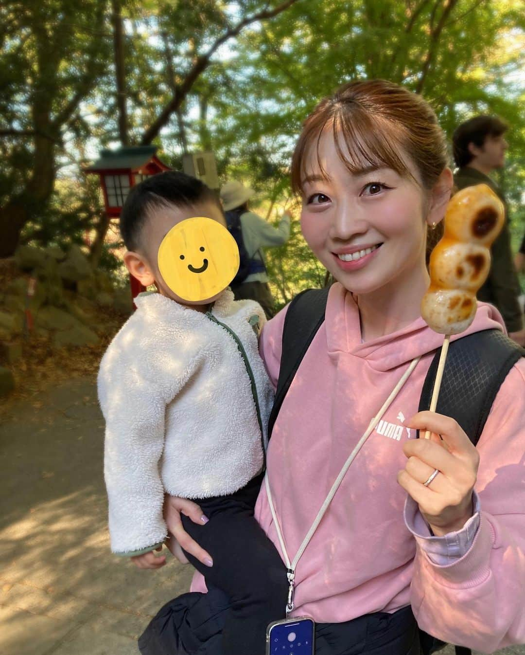 大寺かおりさんのインスタグラム写真 - (大寺かおりInstagram)「きのう高尾山に登ってきました⛰️ . 息子が1番テンションが上がったのはケーブルカー🚠 先頭に立って釘付けでした👀 . 1歳の息子も(登りは)走ったり階段を登ったりして すごく楽しそうで行って良かった👦💛 (抱っこ紐を持って行ったので下りは おんぶで完全に熟睡でした😴) . 平日なのにすごく賑わっていて お団子屋さんやお土産屋さん、ケーブルカーは 行列でした。 . 紅葉はまだ少し早かったけど 暑くも寒くもなくて、階段や山道を登っていると うっすら汗をかく陽気ですごく気持ちよかったです☺️ . また行きたい✨ (途中抱っこしながら登ったから筋肉痛を覚悟して寝たけど今の所まだ何も感じません。2日後に来るのかな😇) . #高尾山 #子連れお出かけ #男の子ママ #1歳男の子 #1y10m」11月15日 20時43分 - kaori_ootera