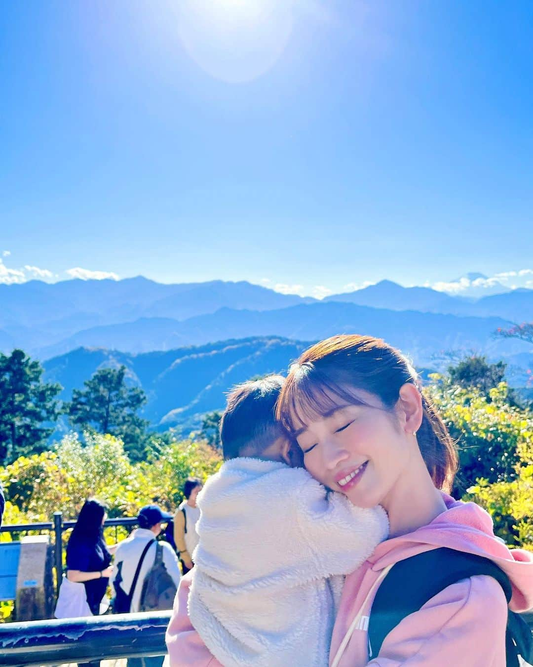 大寺かおりのインスタグラム：「きのう高尾山に登ってきました⛰️ . 息子が1番テンションが上がったのはケーブルカー🚠 先頭に立って釘付けでした👀 . 1歳の息子も(登りは)走ったり階段を登ったりして すごく楽しそうで行って良かった👦💛 (抱っこ紐を持って行ったので下りは おんぶで完全に熟睡でした😴) . 平日なのにすごく賑わっていて お団子屋さんやお土産屋さん、ケーブルカーは 行列でした。 . 紅葉はまだ少し早かったけど 暑くも寒くもなくて、階段や山道を登っていると うっすら汗をかく陽気ですごく気持ちよかったです☺️ . また行きたい✨ (途中抱っこしながら登ったから筋肉痛を覚悟して寝たけど今の所まだ何も感じません。2日後に来るのかな😇) . #高尾山 #子連れお出かけ #男の子ママ #1歳男の子 #1y10m」