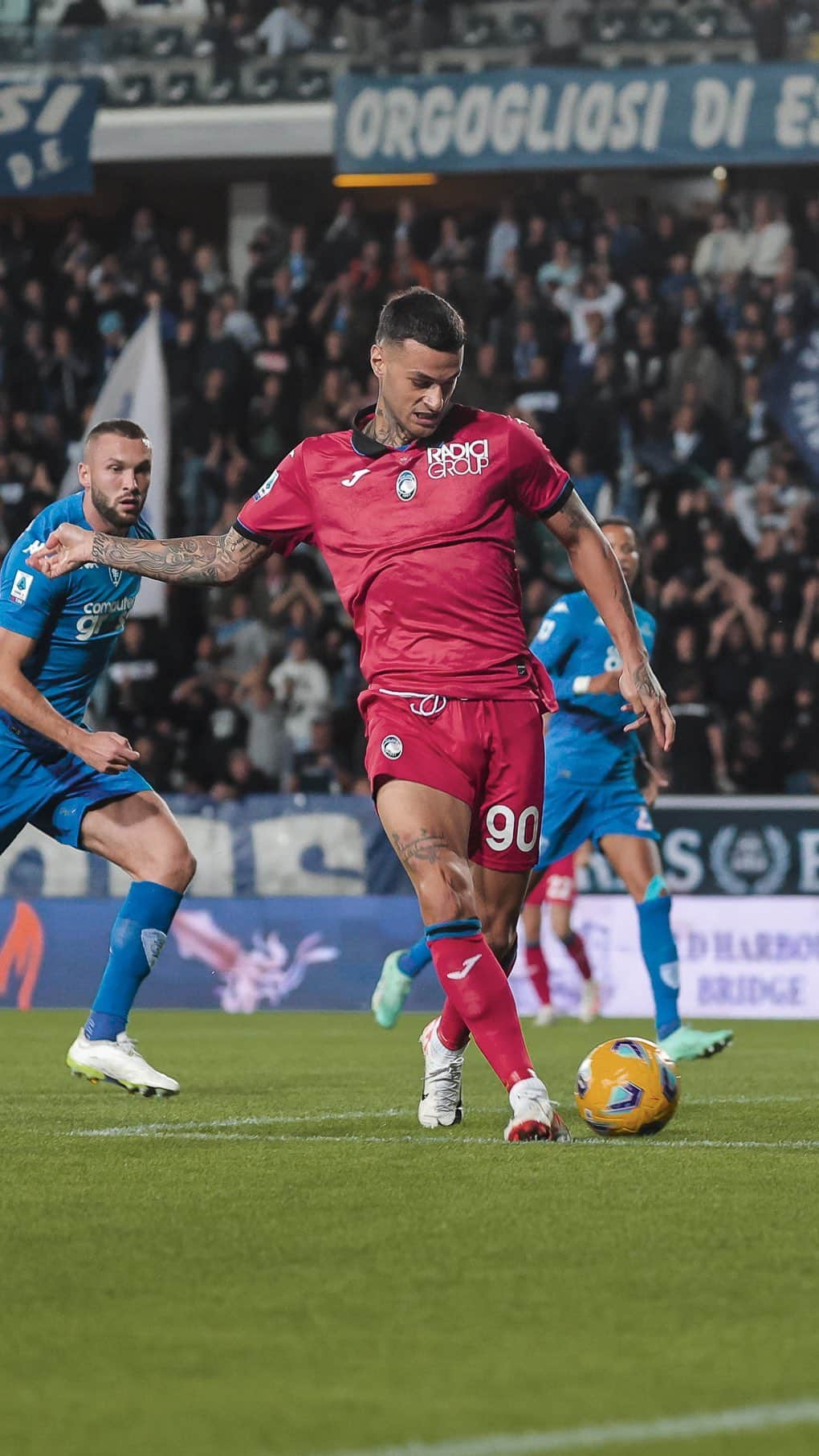 のインスタグラム：「Non poteva che essere questa perla di @iamscamacca il vostro @leovegas.news Goal of the Month di ottobre 😍  Your October GOTM winner was never in doubt 😎  #GoAtalantaGo ⚫️🔵」