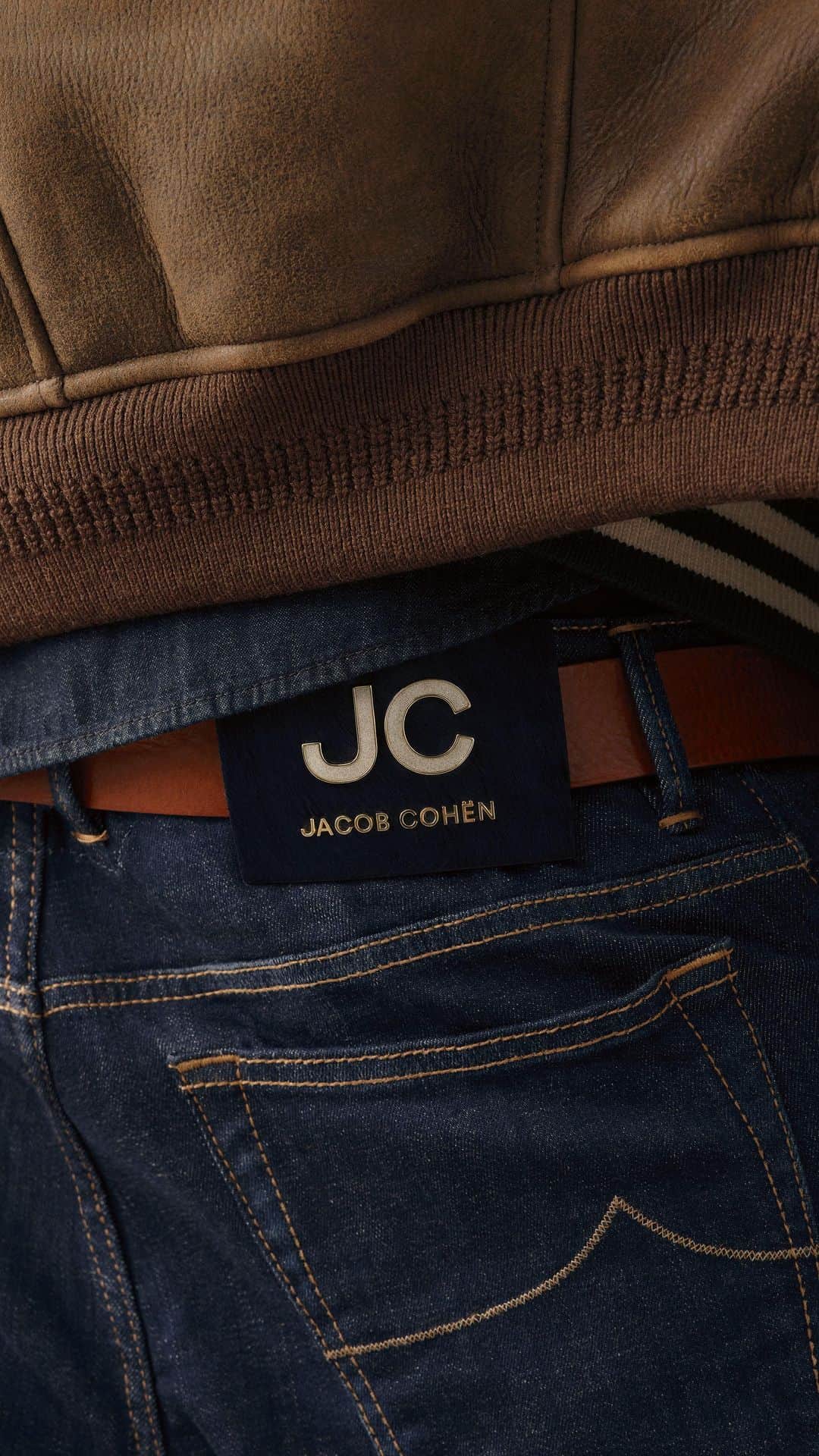 Jacob Cohenのインスタグラム：「“What really sets Jacob Cohën’s pieces apart are the finishing touches, like spicing up their shirts with patterned pockets and giving their jeans a sleek denim-on-denim color effect on the back pockets.” JACOB COHËN AND THE RISE OF HIGH-END DENIM is a story by Highsnobiety. Read more on highsnobiety.com」