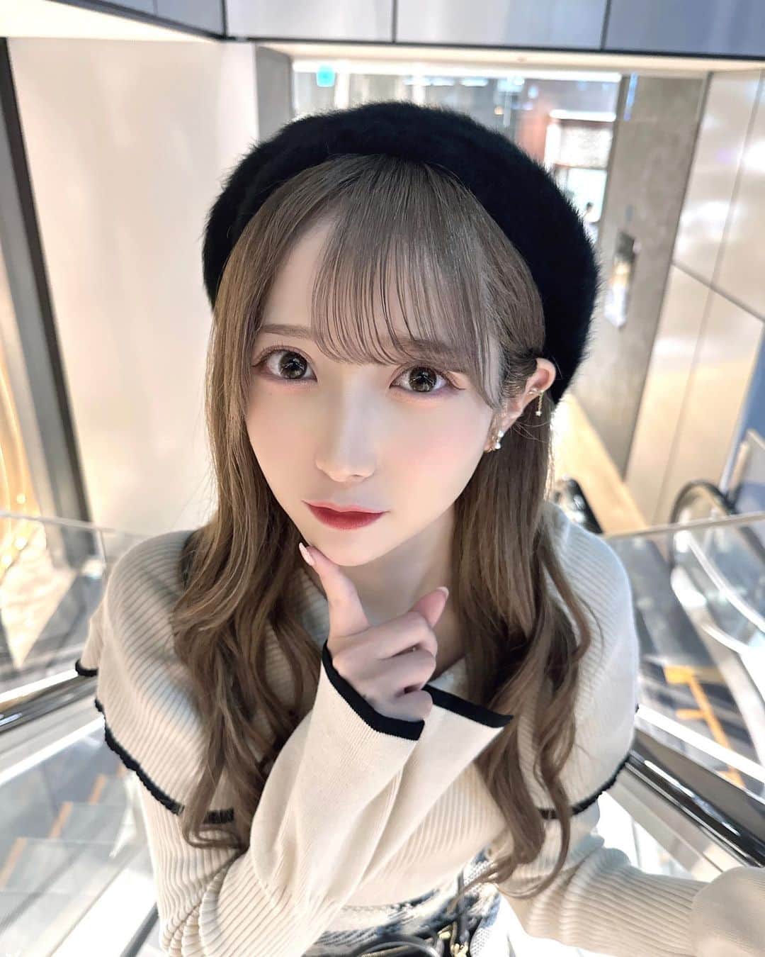 谷崎早耶のインスタグラム：「🐈‍⬛🤍  もこもこベレー帽の季節だね〜〜✊🏻❤︎  おでかけした日…！！ベレー帽被りました☺️🎶るん 秋冬のおしゃれすきだからかわいいのいっぱい着たいな」