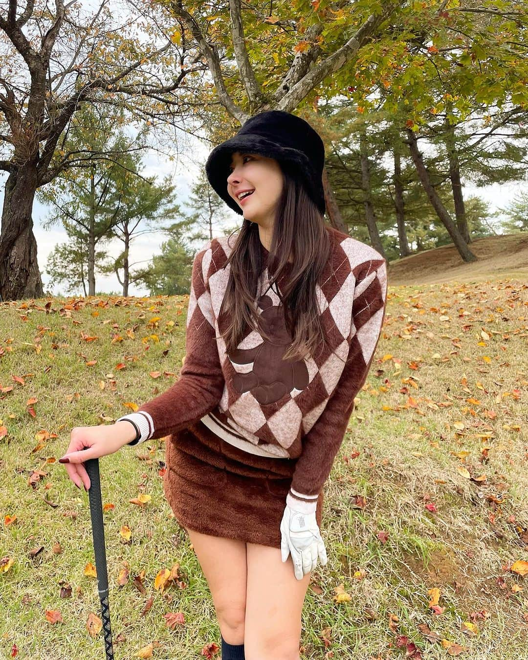 関綾乃のインスタグラム：「秋ゴルフ🍂⛳️ 可愛いくまのウェアは全身キャロウェイだよ🐻🩷 キャロウェイのくま大好きだから一緒にプレイ出来て嬉しい☺️🙌 ・ ・ この日は2年ぶりに親戚みんな集まり２組でゴルフしました☺️ スコアはめちゃ悪かったけど、今回は旦那さんも一緒に回れたので思い出に残る秋ゴルフでした🫶 ・ ・ これから益々寒くなると思うとゴルフしたくなくなるけど、しないと下手になるから頑張ってゴルフやろーっと💕 ・ ・ #PR #callawayapparel #キャロウェイアパレル#パラダイムと変わろう #選べるキャロウェイ #パラダイム #ovecallaway #callaway #キャロウェイ #golf #ゴルフ女子#PARADYM #Callawaygolf#Callaway#キャロウェイ#キャロウェイゴルフ#福岡ゴルファー #福岡ゴルフ仲間募集 #福岡ゴルファーと繋がりたい#ゴルフ動画 #vg_fashion #golfhackgirl #reginagolf  #golf_picks #ハッピースイング #벤제프#女子ゴルフスイング#ドライバーショット#福岡#福岡グルメ#福岡インスタグラマー」