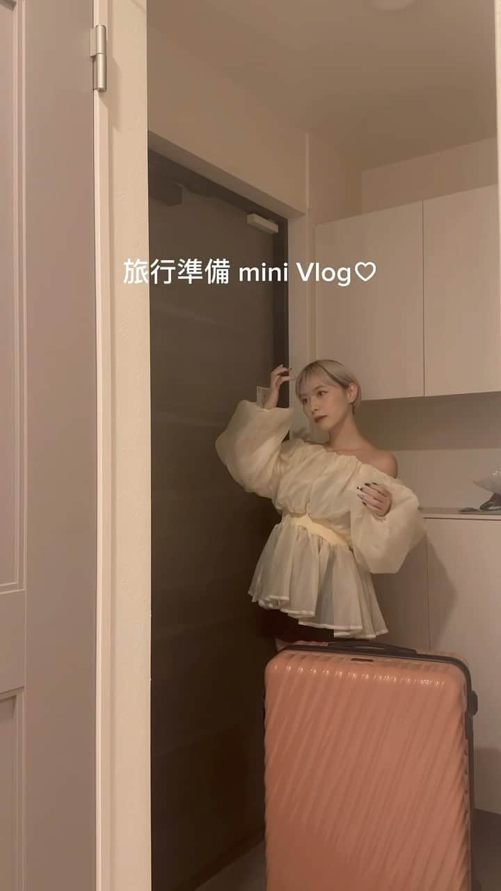 MIORIのインスタグラム：「トゥミのスーツケースで準備Vlog(風)🤍  海外旅行にも持って行けるくらい大容量なスーツケースなんだけど、 いーっぱい入れてもなめらか〜に引ける🙆‍♀️  #pr#TUMI#トゥミ#TUMI19D#旅行コーデ」