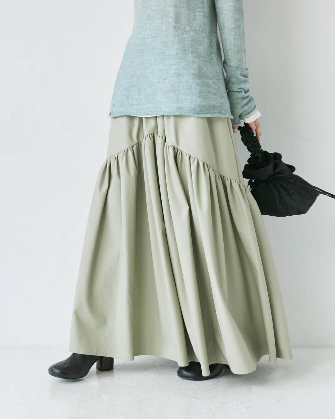 Ungridさんのインスタグラム写真 - (UngridInstagram)「This week new  #フェイクレザーギャザースカート ¥14,300（tax in） ブラック / ミディアムグレー  薄手のフェイクレザーを使用したスカート 。  大人気のギャザースカートのデザインを踏襲し、秋冬バージョンが登場。   サイズ感はたっぷりとしたシルエットにブラッシュアップ。  ーーーーーーーーーーーーーーーーーーーーーーーーーーーー  ☑︎商品詳細は製品タグ or TOPページURLよりチェック  » @Ungrid_official ・ ・ ☑︎全国のスタッフのスタイリングを毎日更新中！  »@Ungrid_staffsnap  #Ungrid  #Ungrid_official #Ungriddenim #アングリッド #Ungridコーデ #staffsnap  #ファッション #トレンドファッション #大人 #大人カジュアル #カジュアル #スカート #スカートコーデ」11月15日 20時51分 - ungrid_official