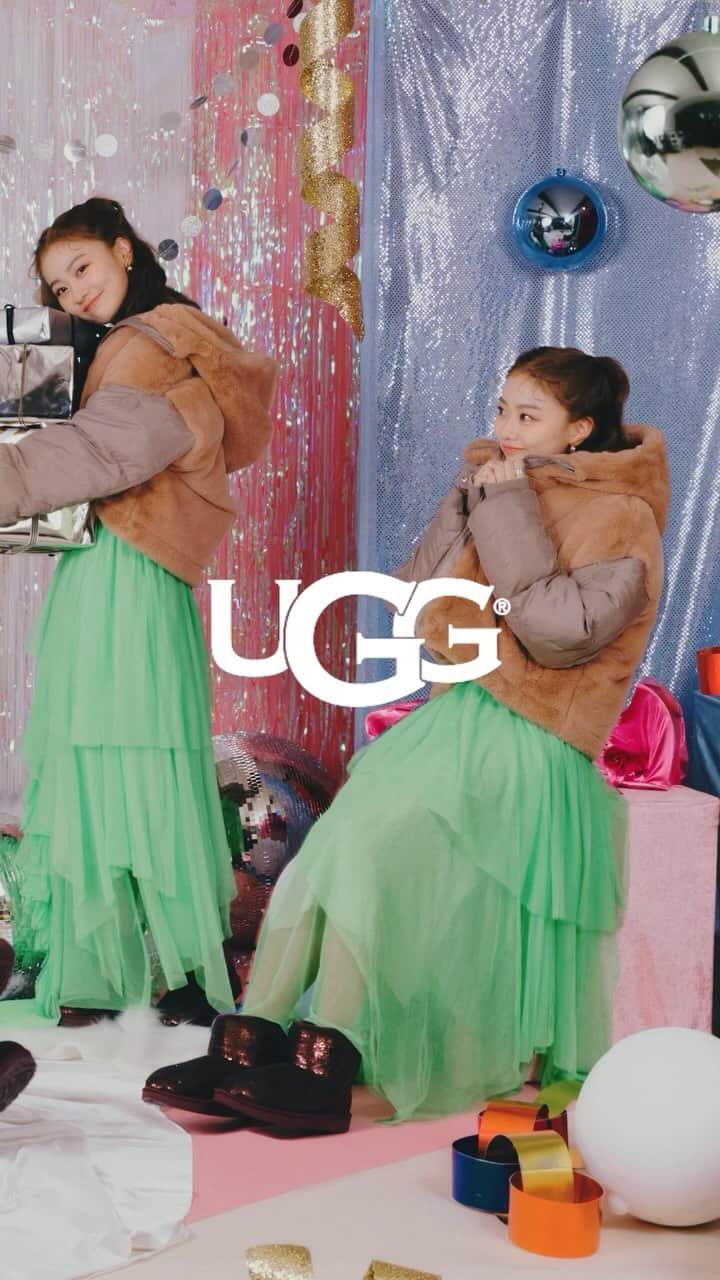 水戸由菜のインスタグラム：「UGG 2023 HolidayCollection 🎁  大きなプレゼントのなかにはなにが…？！👢💚  @ugg  @uggjapan   #ugg   #uggholidaycollection」