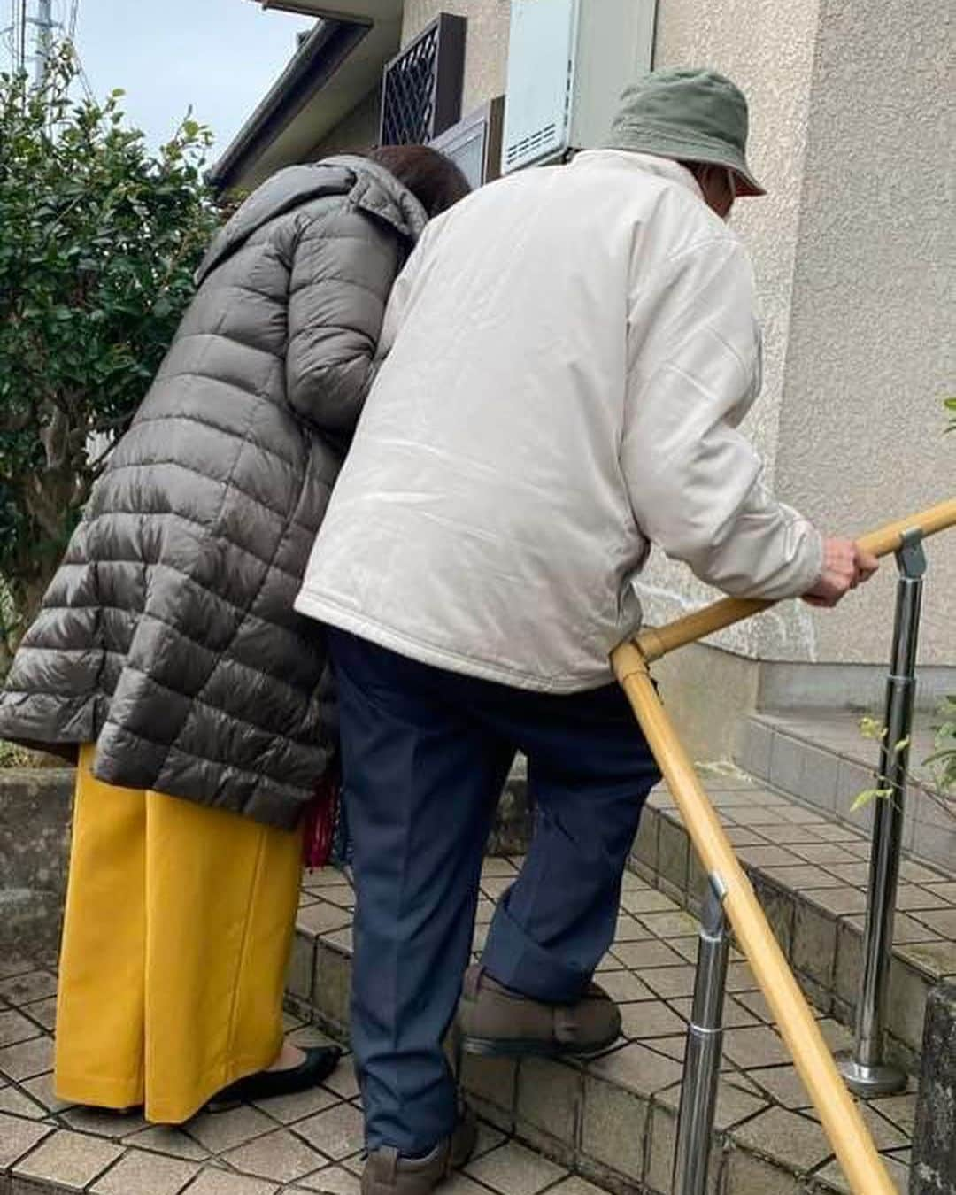 森まさこさんのインスタグラム写真 - (森まさこInstagram)「先日いわきに帰って、投票する両親を車に乗せて投票所へ行きました。 (私は期日前投票を済ませていましたが、両親は車がないので、私の車を待っていました)。 父は要介護で歩くのが不自由なので、階段の登り降りは私が介助して… 投票ひとつするのも、とても大変でした。 帰宅したら腰が痛くてまっすぐ寝れないみたいです。 こうやって投票してくださる方も多いと思います。 お一人お一人の貴重な一票ですね。」11月15日 20時53分 - mori_masako_