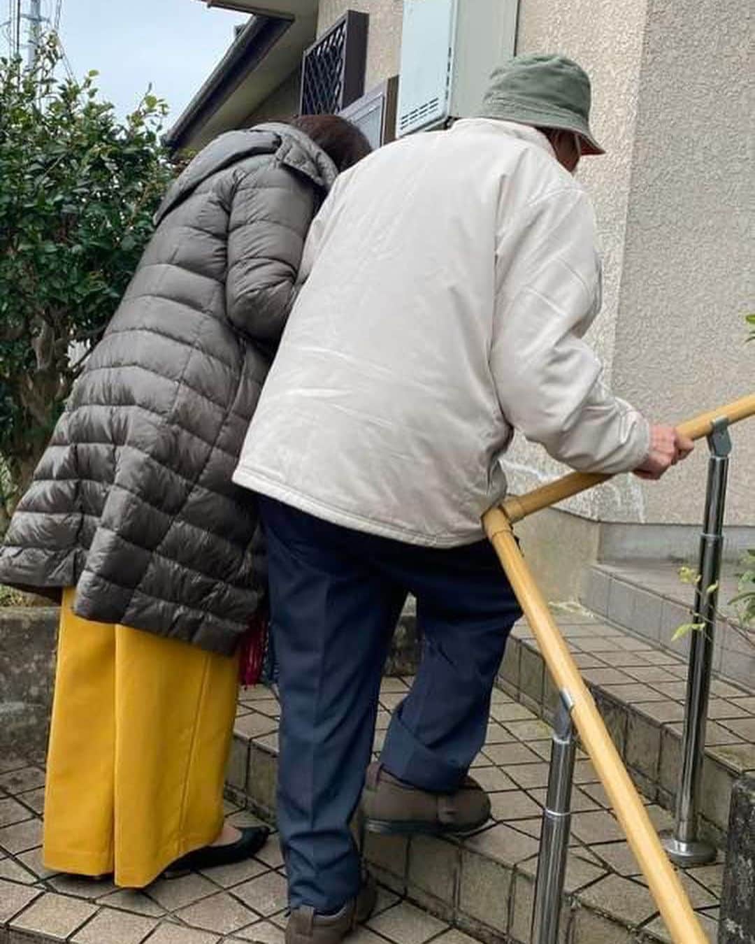 森まさこのインスタグラム：「先日いわきに帰って、投票する両親を車に乗せて投票所へ行きました。 (私は期日前投票を済ませていましたが、両親は車がないので、私の車を待っていました)。 父は要介護で歩くのが不自由なので、階段の登り降りは私が介助して… 投票ひとつするのも、とても大変でした。 帰宅したら腰が痛くてまっすぐ寝れないみたいです。 こうやって投票してくださる方も多いと思います。 お一人お一人の貴重な一票ですね。」