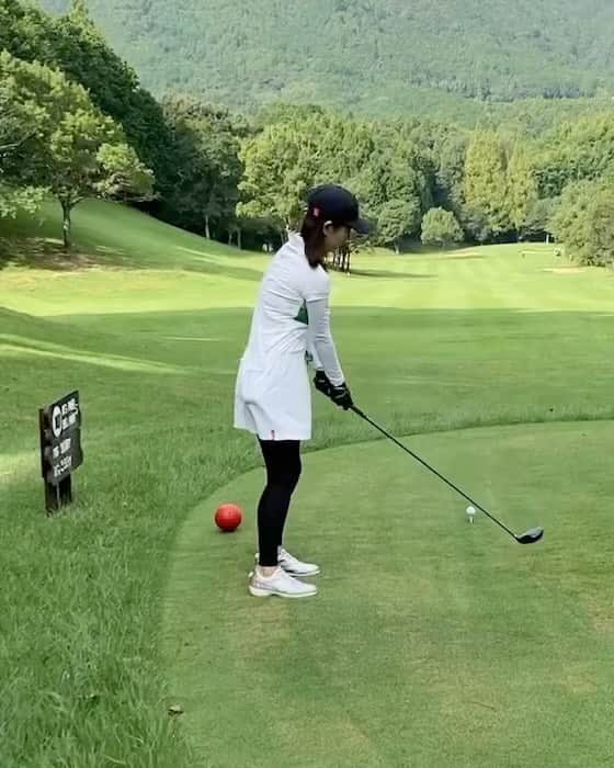 前川由希子のインスタグラム：「実況音声付き⛳️  ゴルフを再開して2度目のラウンド。  楽しいだけで、上達してない😂 練習しないとねー。  見どころは2つめの動画。 最終ホールで池を越えられるか⁈ のショットです🤣 実況音声と共に記録として。。  #ゴルフ  #golf  #ゴルフ上手になりたい  #エンジョイゴルフ  #エンジョイゴルファー  #エンジョイゴルフ福岡」