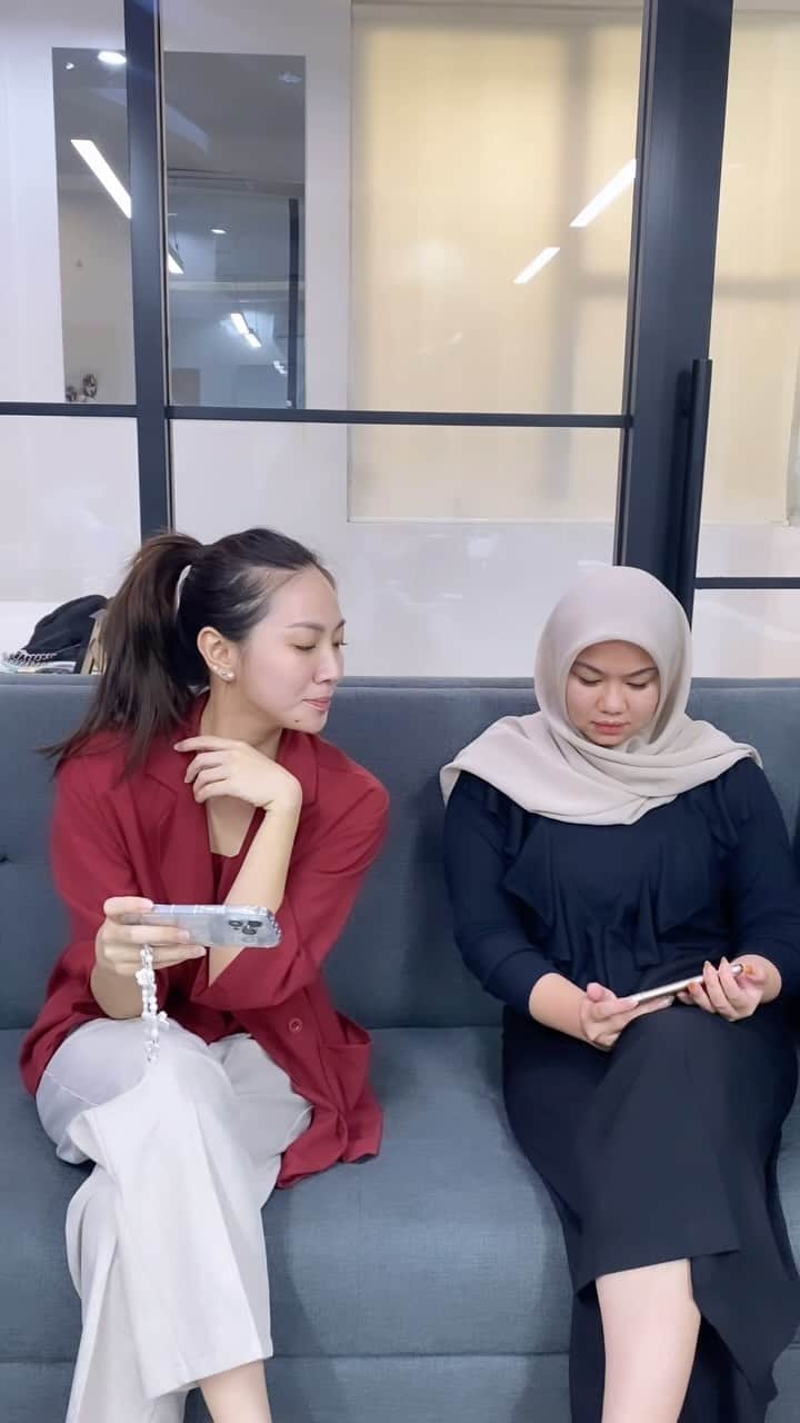のインスタグラム：「Nonton MV Idol kesayangan kok masih dijegal iklan 👀 Berlangganan #YouTubePremium aja di aplikasi MyTelkomsel yuk!」