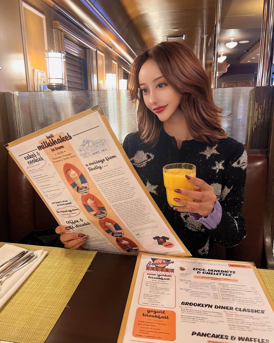 MARIさんのインスタグラム写真 - (MARIInstagram)「Brooklyn diner で朝食🥞in ＮＹ🗽🇺🇸 with my mom  店員さんが優しくてアットホームなお店✨ 席に着くとまず、オレンジジュースをくれました✨❣️」11月15日 21時03分 - lovexxy0