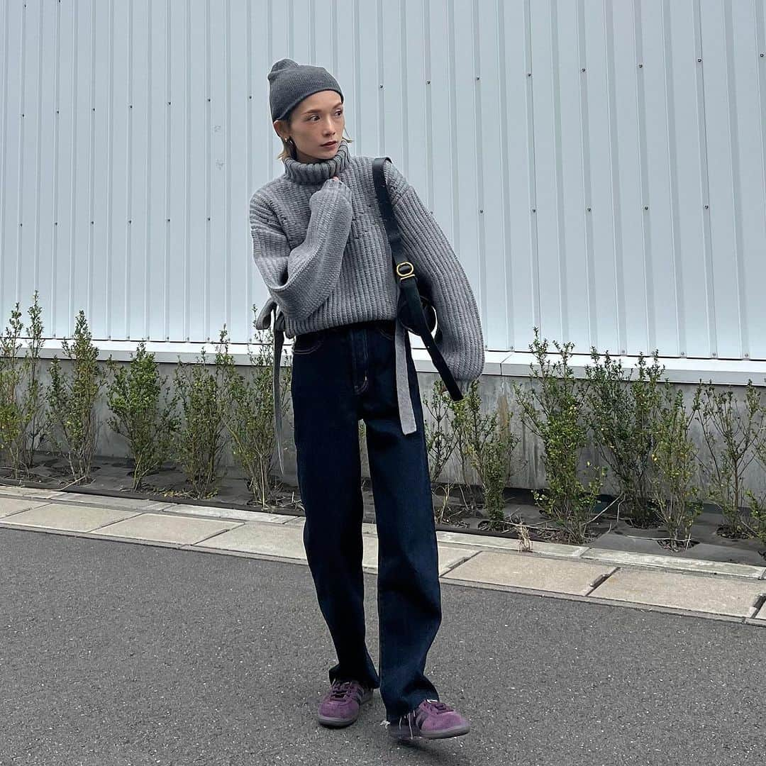 MATSUIRIHOさんのインスタグラム写真 - (MATSUIRIHOInstagram)「今日のコーデ🐏 風が冷たかった、、、  knit： @leinwande_official  denim： @levis_japan  bag： @jilsander  shoes： @adidasoriginals   #ad #leinwande #jilsandar #levis #adidas」11月15日 20時56分 - rihoo914