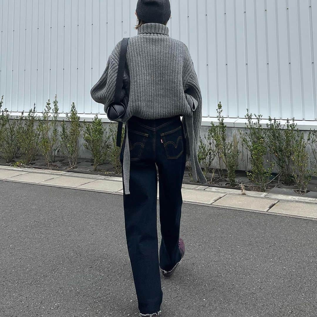 MATSUIRIHOさんのインスタグラム写真 - (MATSUIRIHOInstagram)「今日のコーデ🐏 風が冷たかった、、、  knit： @leinwande_official  denim： @levis_japan  bag： @jilsander  shoes： @adidasoriginals   #ad #leinwande #jilsandar #levis #adidas」11月15日 20時56分 - rihoo914