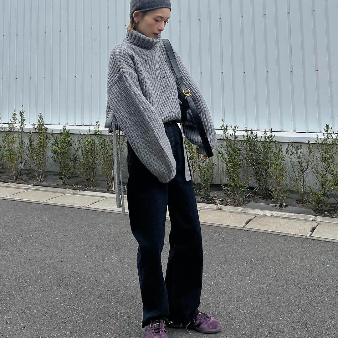 MATSUIRIHOさんのインスタグラム写真 - (MATSUIRIHOInstagram)「今日のコーデ🐏 風が冷たかった、、、  knit： @leinwande_official  denim： @levis_japan  bag： @jilsander  shoes： @adidasoriginals   #ad #leinwande #jilsandar #levis #adidas」11月15日 20時56分 - rihoo914