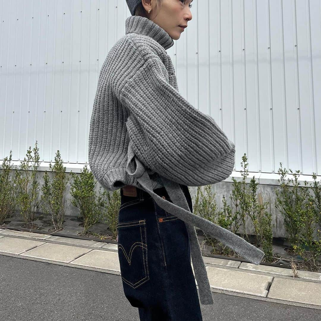 MATSUIRIHOさんのインスタグラム写真 - (MATSUIRIHOInstagram)「今日のコーデ🐏 風が冷たかった、、、  knit： @leinwande_official  denim： @levis_japan  bag： @jilsander  shoes： @adidasoriginals   #ad #leinwande #jilsandar #levis #adidas」11月15日 20時56分 - rihoo914