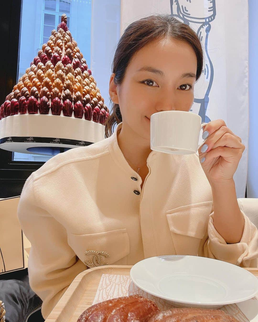 村上瑠美奈のインスタグラム：「1.2.3 @ritzparis のマドレーヌ 幸せな味する…🕊️  4 シャンゼリゼ通りを散歩して凱旋門まで来たよ  8.パリのHERMESの店内はもはや美術館✨  #パリ観光#パリ旅行#parisfoodie #パリグルメ#parisrestaurant」