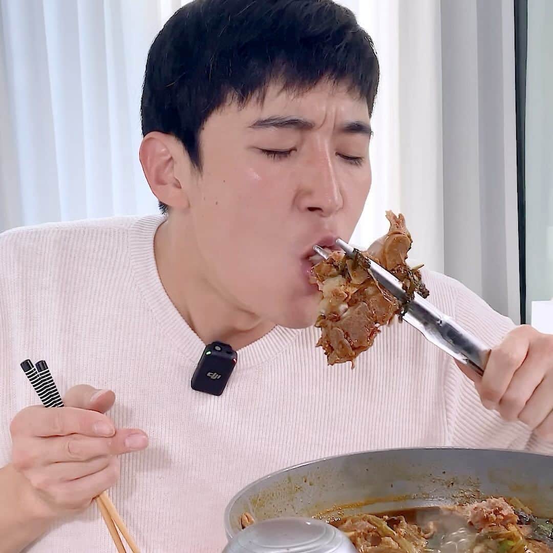 カン・ギョンジュンのインスタグラム：「저세상 감자탕 절찬 공구중🤞  📌구매 링크는 프로필에 있어요📌  #감자탕#먹망#맛집」