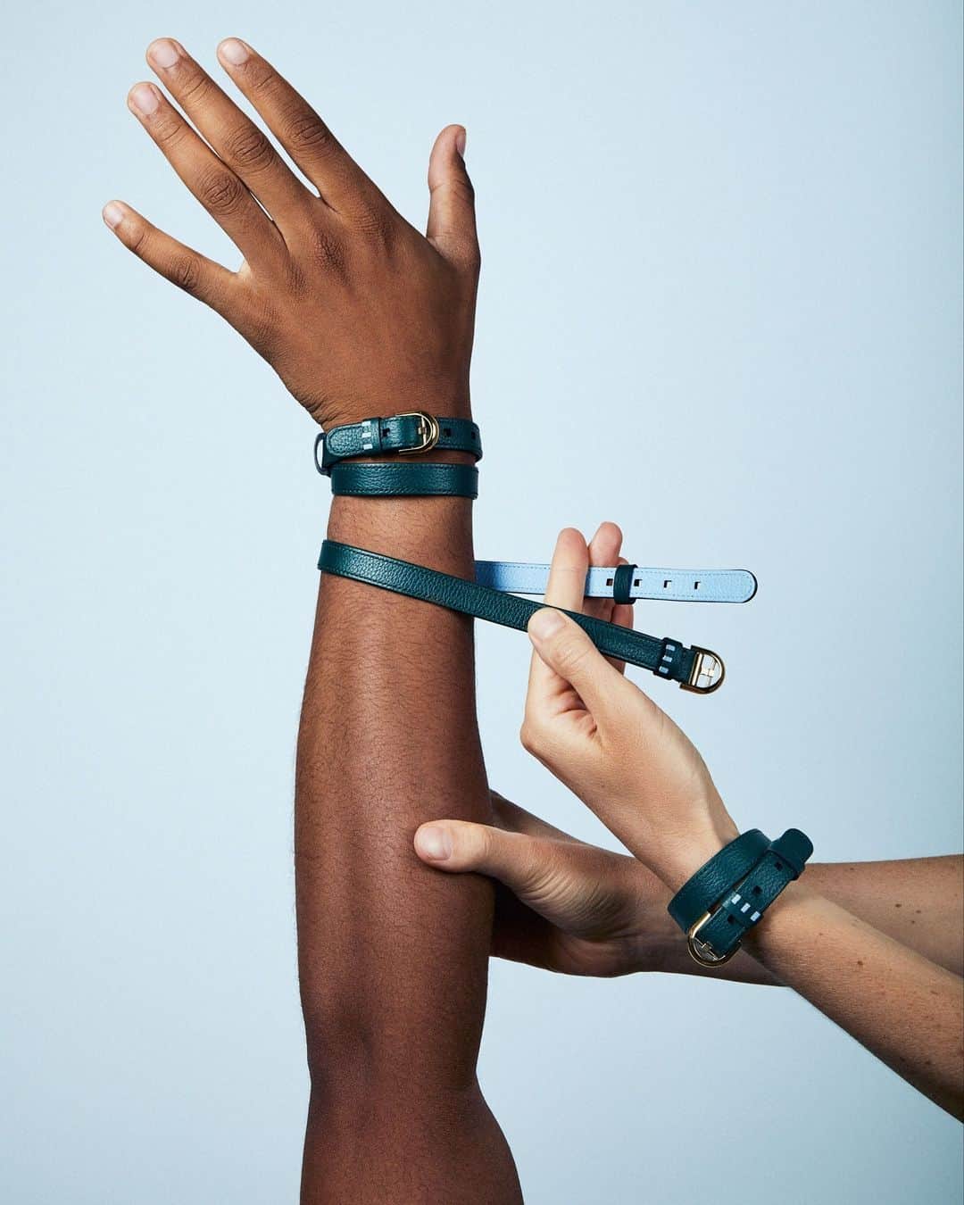 デルボーのインスタグラム：「To celebrate the historic relationship between Belgium’s premiere contemporary art institution WIELS, Delvaux has created a leather bracelet featuring the iconic Brillant D to grant a year’s access to WIELS’ programme while also directly supporting the Brussels Art Centre.⁣ ⁣ Presented in a limited edition of 500 and retailing for €390 the bracelet is available for purchase only on www.wiels.org.⁣ ⁣ #Delvaux」