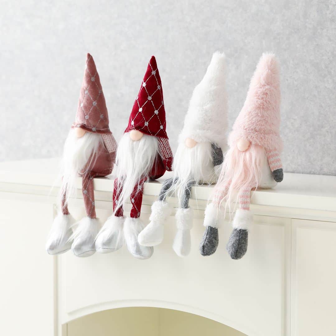 Francfrancさんのインスタグラム写真 - (FrancfrancInstagram)「【NEW!】ファーの帽子やキラキラの靴下がかわいい、ノルディックサンタのオブジェです🎅  いろいろなところに座らせることができ、並べて置くとさらにキュート💕  縁に座らせると足がぷらぷらするところも可愛いポイントです！  クリスマス感たっぷりのキラキラの帽子や靴下を身につけたサンタさんと ナチュラルなカラーでお部屋にも馴染みやすい、ファーの帽子がキュートなサンタさんをご用意しました🎄🫶  スモールスペースのさりげない装飾にもおすすめの セットでお迎えしたくなるクリスマスオブジェです✨  ノルディックサンタ　¥1,200（税込）  #francfranc #フランフラン #francfrancのある生活 #クリスマス #クリスマス雑貨 #クリスマス装飾 #オーナメント #クリスマスインテリア #クリスマスデコレーション #クリスマス準備 #マイルーム #インテリアコーディネート」11月15日 21時00分 - francfranc_official