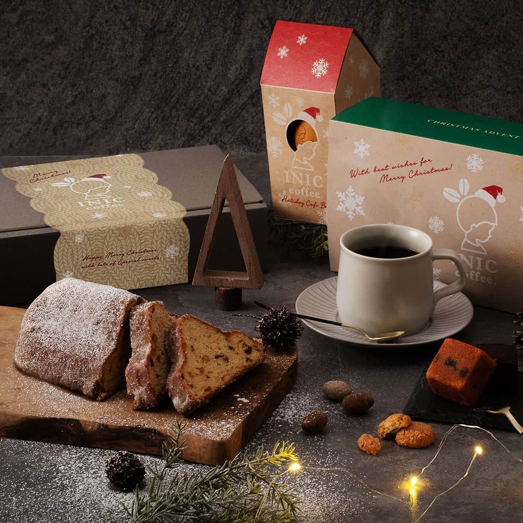 のインスタグラム：「【クリスマス限定商品が新発売！】 クリスマスまでのカウントダウンを、淹れたてのコーヒーとスイーツで楽しみませんか？  「アドベントカレンダー」は、地域限定コーヒーや新作スペシャルティコーヒーなど24日間のラインナップが充実しています！ そして「スイーツボックス」には、特製シュトーレンなどこだわりのスイーツを詰め合わせました。この二つをセットでご購入いただくと、この機会だけのバリエーション豊かなスイーツペアリングを、より一層お楽しみいただけます。 もちろん、それぞれ単品でもご購入いただけます。  「おうちボックス」には季節のブレンドコーヒーとスイーツをセットにしました。絵本から出てきたような赤い屋根のかわいいBOXは、お菓子とコーヒーを楽しんだ後お部屋のインテリアとしても◎。  ホリデーシーズンにぴったりな、イニックだけのワクワクと美味しさが詰まったカフェタイムを、一年のご褒美やギフトにいかがでしょうか。 INIC MARKET限定での販売となっておりますのでお見逃しなく！  詳しくは、プロフィールのオンラインストアトップページから @iniccoffee  #クリスマス  #クリスマスギフト  #クリスマスプレゼント  #アドベントカレンダー #クリスマススイーツ  #シュトーレン」