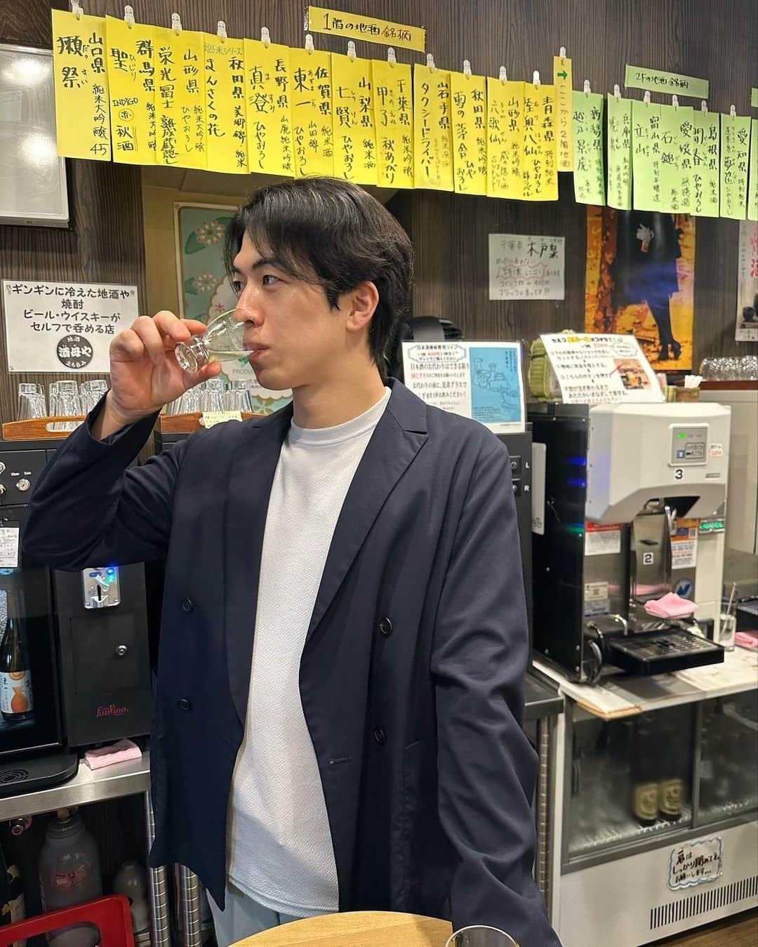 西片圭佑のインスタグラム：「野毛いいね！！！！ ドラフト日本酒的なの美味しかったし、 昭和25年創業の末広さんの鶏皮は外カリカリ中トロトロで今まで食べたことない食感で最高でした🐔  #野毛飲み #野毛グルメ」