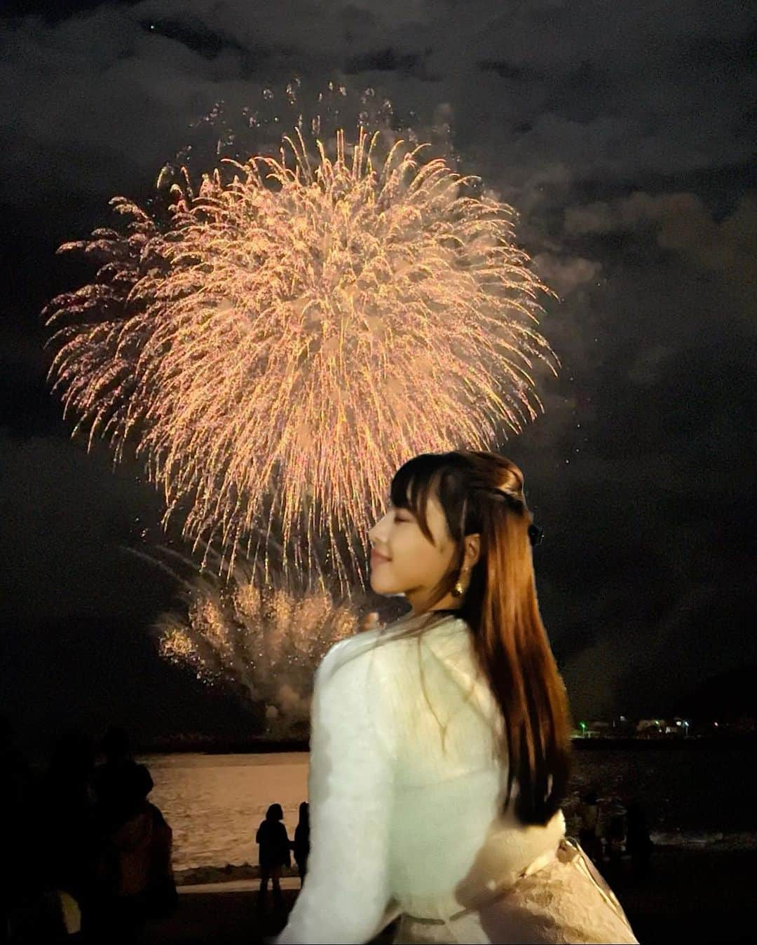 まゆさんのインスタグラム写真 - (まゆInstagram)「たまたま見つけた 『花火大会』の看板🎇 ネットで検索しても出てこなくて 軽く見れたら良いかなぐらいの気持ちで観覧。  綺麗な満月🌕 海の音、子供達の笑い声、花火の光が映し出される海辺 人も数十人。 人だかりで帰り道が心配になるような花火大会にしか行ってなかったこと後悔するほど空間が心地良すぎて 素敵な秋の花火をしっかりと堪能♡🥹  花火はいつ見ても 人を笑顔にしてくれる魔法🪄  #偶然は必然 #秋の花火 #花火大会」11月15日 21時00分 - mayumixx119