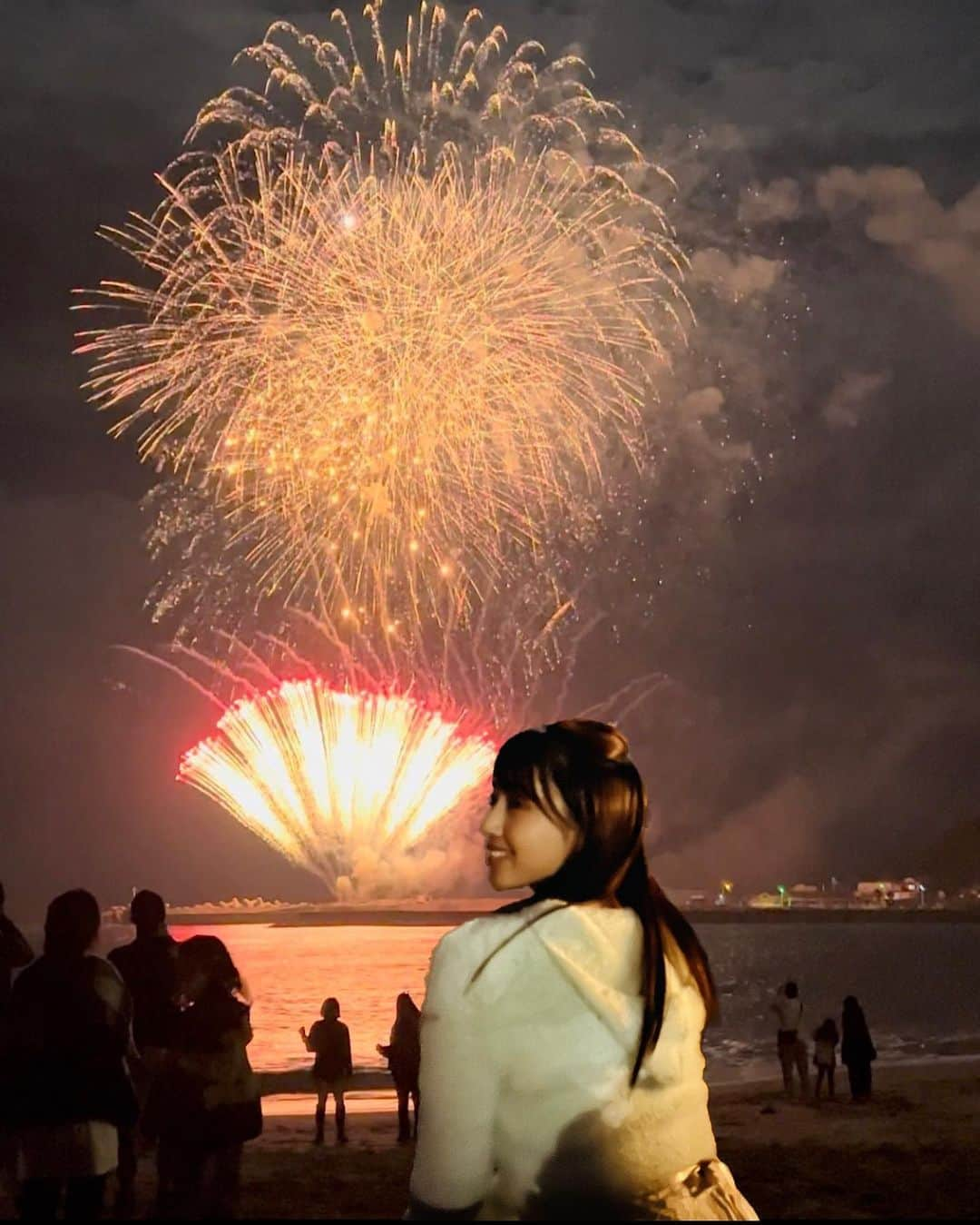 まゆさんのインスタグラム写真 - (まゆInstagram)「たまたま見つけた 『花火大会』の看板🎇 ネットで検索しても出てこなくて 軽く見れたら良いかなぐらいの気持ちで観覧。  綺麗な満月🌕 海の音、子供達の笑い声、花火の光が映し出される海辺 人も数十人。 人だかりで帰り道が心配になるような花火大会にしか行ってなかったこと後悔するほど空間が心地良すぎて 素敵な秋の花火をしっかりと堪能♡🥹  花火はいつ見ても 人を笑顔にしてくれる魔法🪄  #偶然は必然 #秋の花火 #花火大会」11月15日 21時00分 - mayumixx119