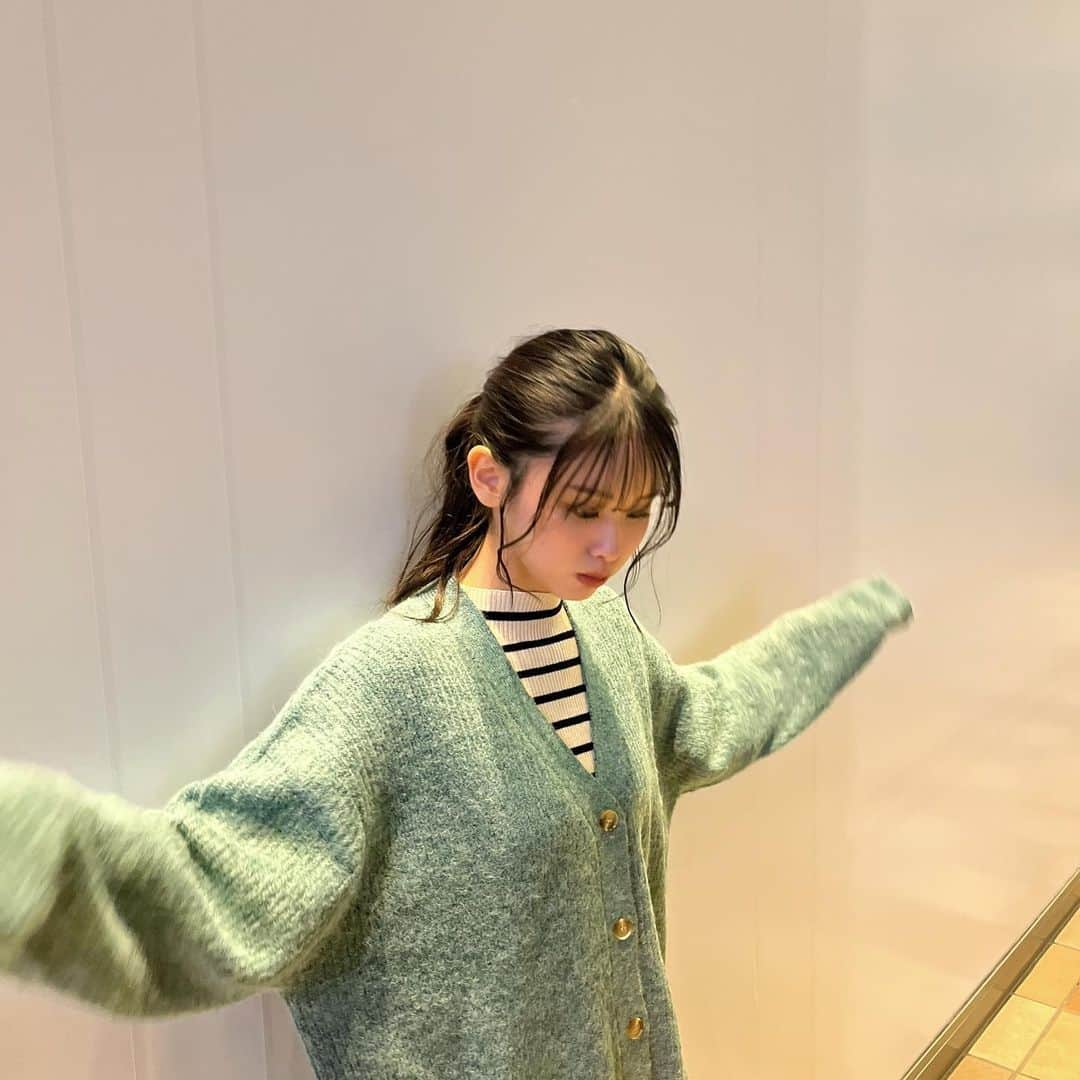 もかさんのインスタグラム写真 - (もかInstagram)「緑ひさびさに着た〜💚🍏  今日もまた一段と寒かったね〜 なんかちょっと前まで昼間は暖かかったけど 最近昼夜関係なく寒いよね😢  皆様体調にはお気をつけください☺️  そしてそして！ 私最近インスタに全然写真あげてないな、 ってことに気づきまして  更新頻度高めようと思います！！(宣言) しちゃったからねするしかないよね。  10万人目指して！頑張る！」11月15日 21時00分 - moca.2812