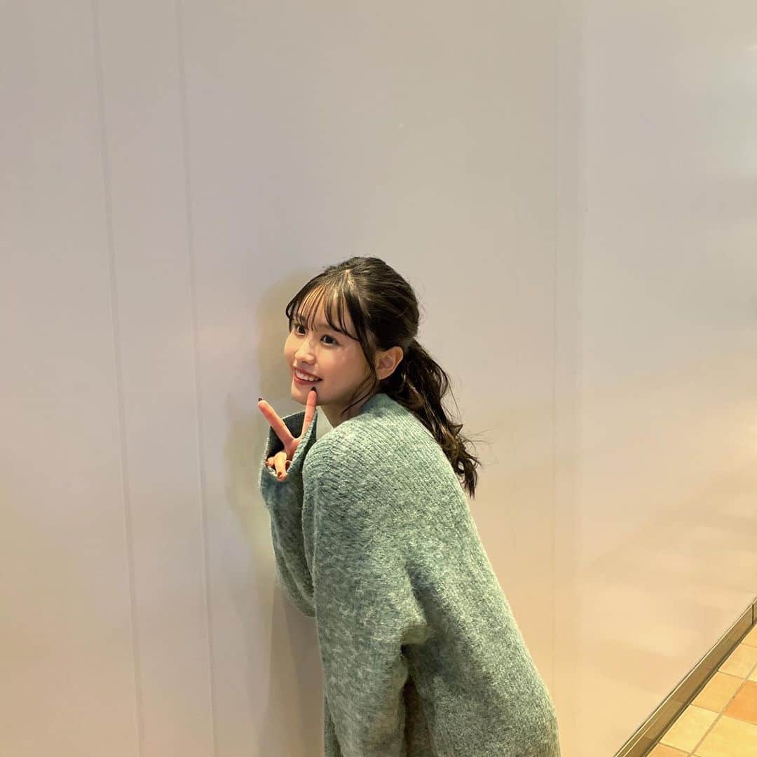 もかのインスタグラム：「緑ひさびさに着た〜💚🍏  今日もまた一段と寒かったね〜 なんかちょっと前まで昼間は暖かかったけど 最近昼夜関係なく寒いよね😢  皆様体調にはお気をつけください☺️  そしてそして！ 私最近インスタに全然写真あげてないな、 ってことに気づきまして  更新頻度高めようと思います！！(宣言) しちゃったからねするしかないよね。  10万人目指して！頑張る！」